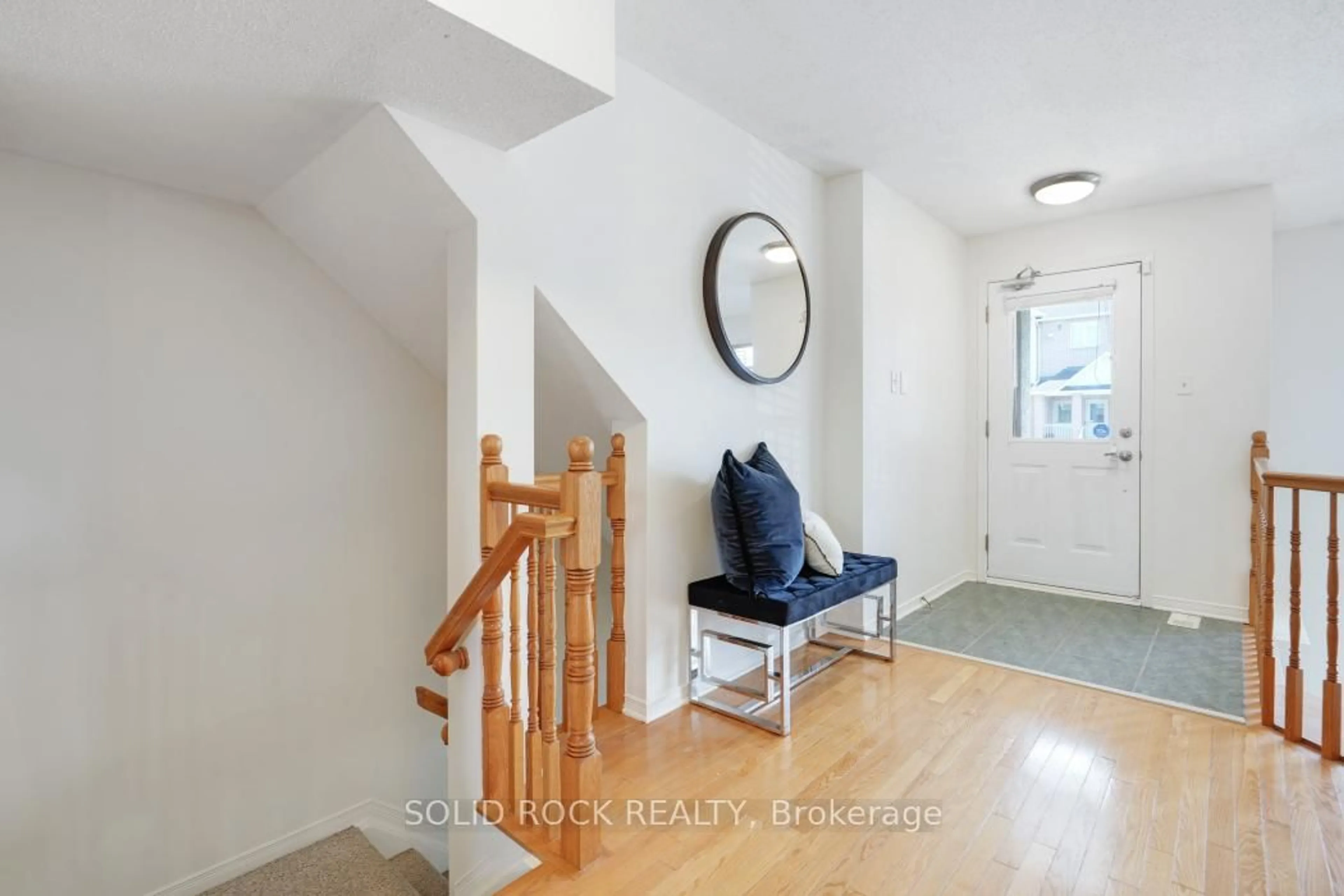 Indoor entryway for 1701 Blohm Dr #13, Ottawa Ontario K1G 6N6