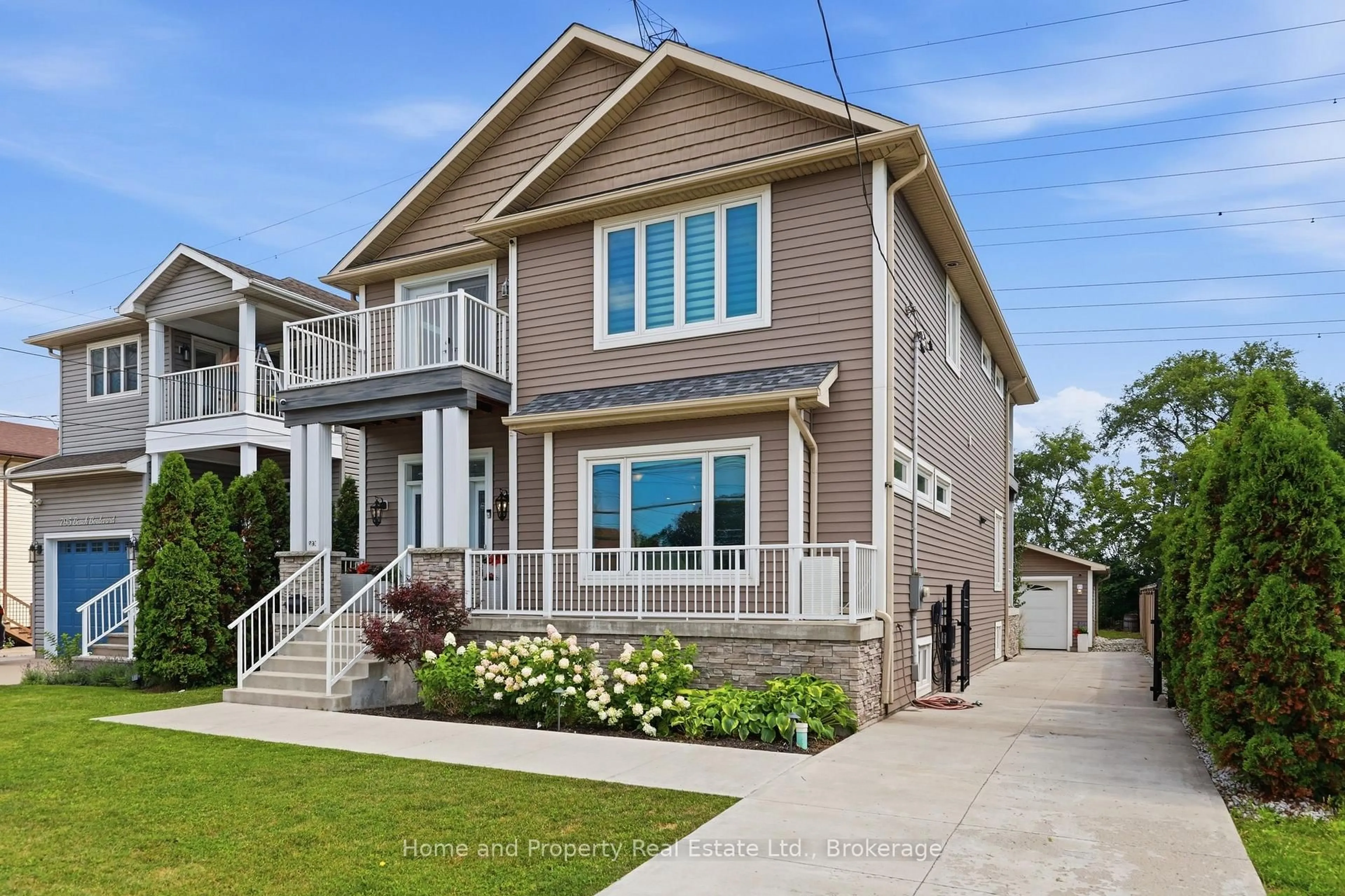 Home with vinyl exterior material, street for 793 Beach Blvd, Hamilton Ontario L8H 6Z2