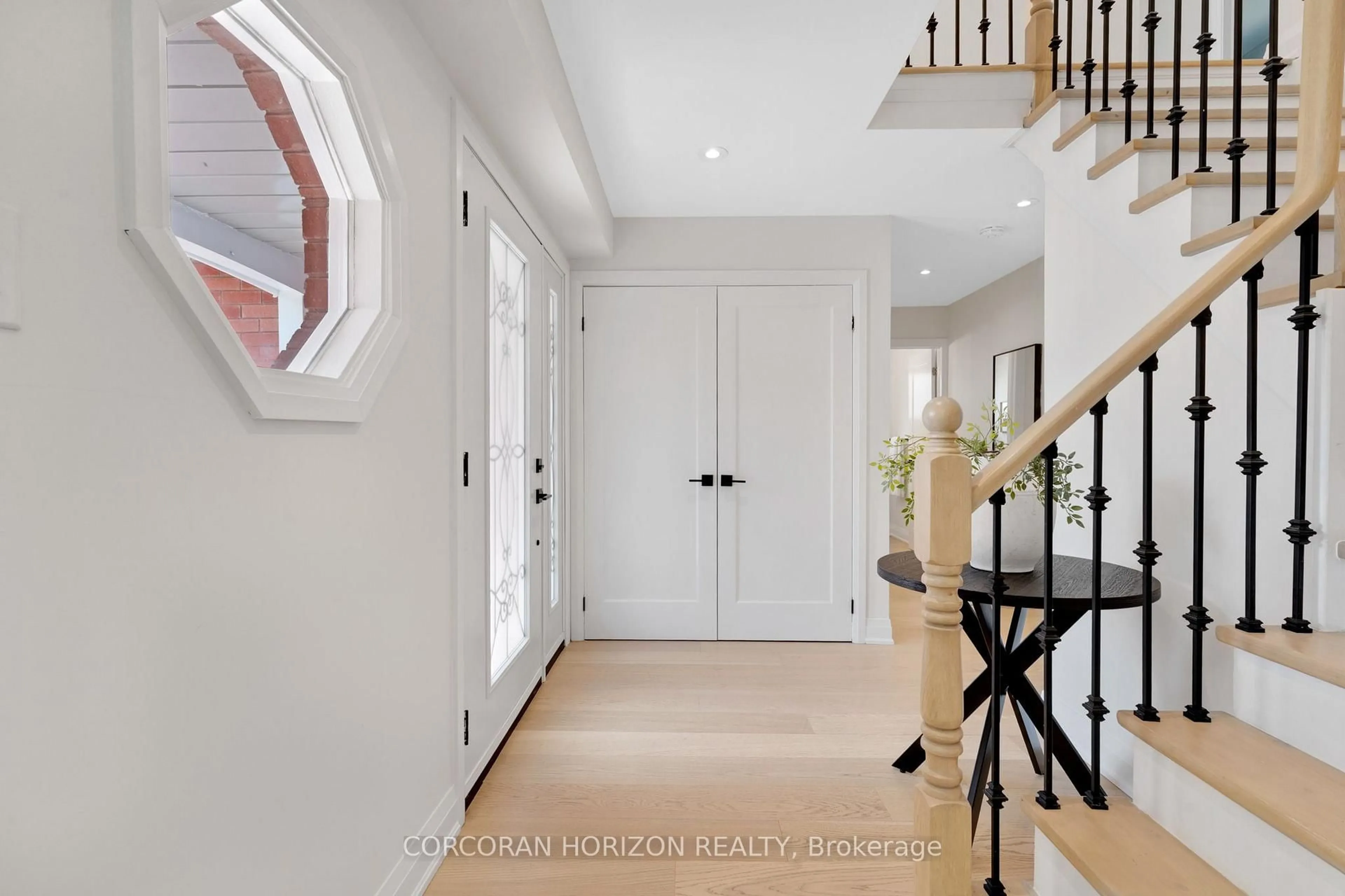 Indoor entryway for 62 Glenvalley Dr, Cambridge Ontario N1T 1N8
