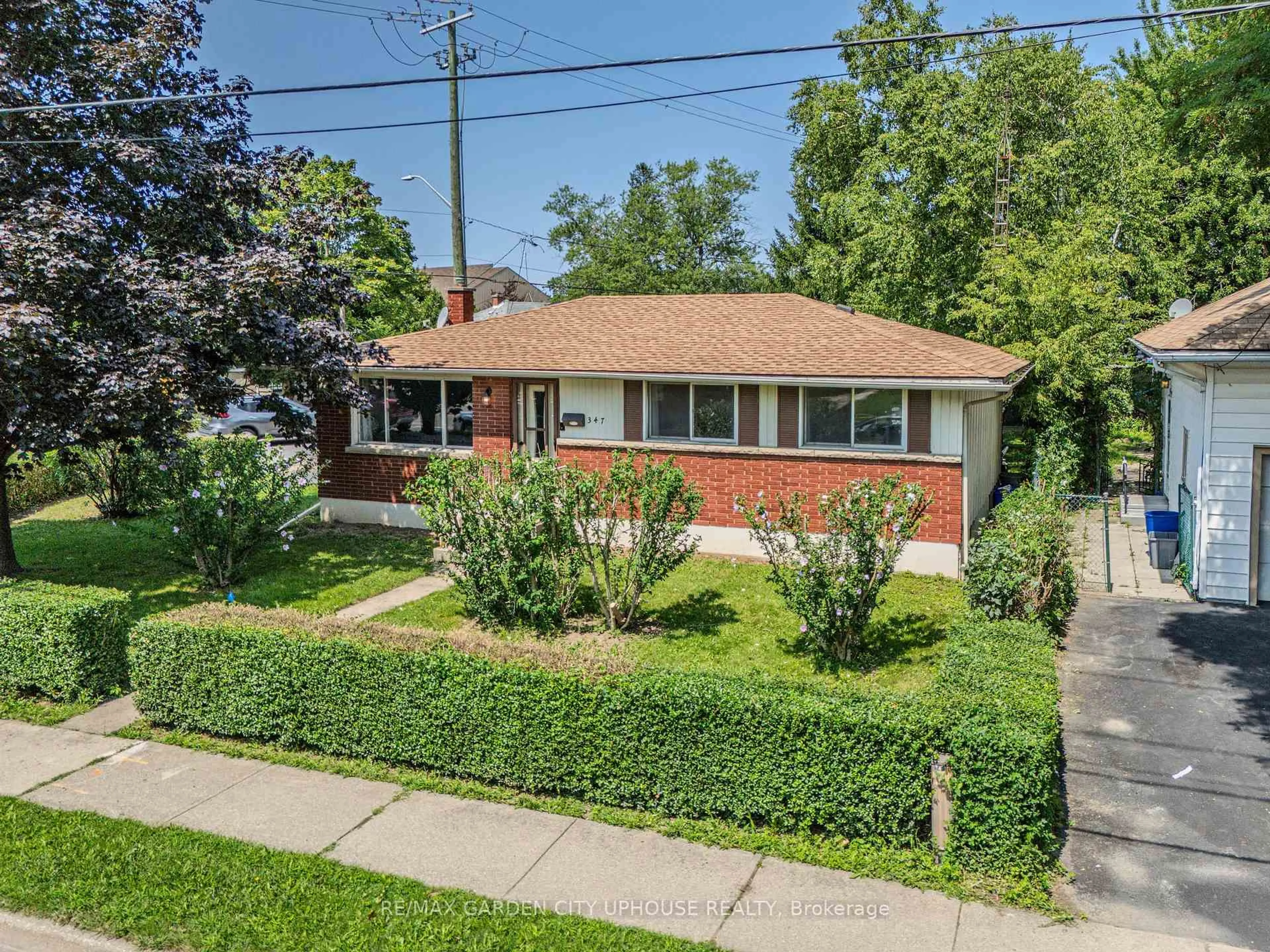 A pic from outside/outdoor area/front of a property/back of a property/a pic from drone, street for 347 LINWELL Rd, St. Catharines Ontario L2M 2P1