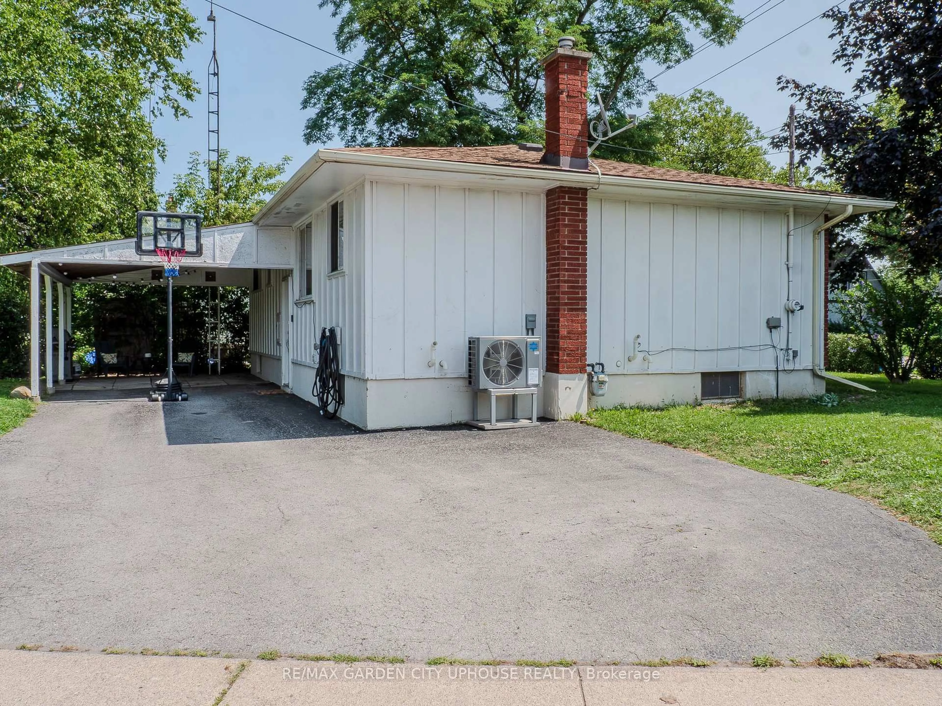 Indoor garage for 347 LINWELL Rd, St. Catharines Ontario L2M 2P1