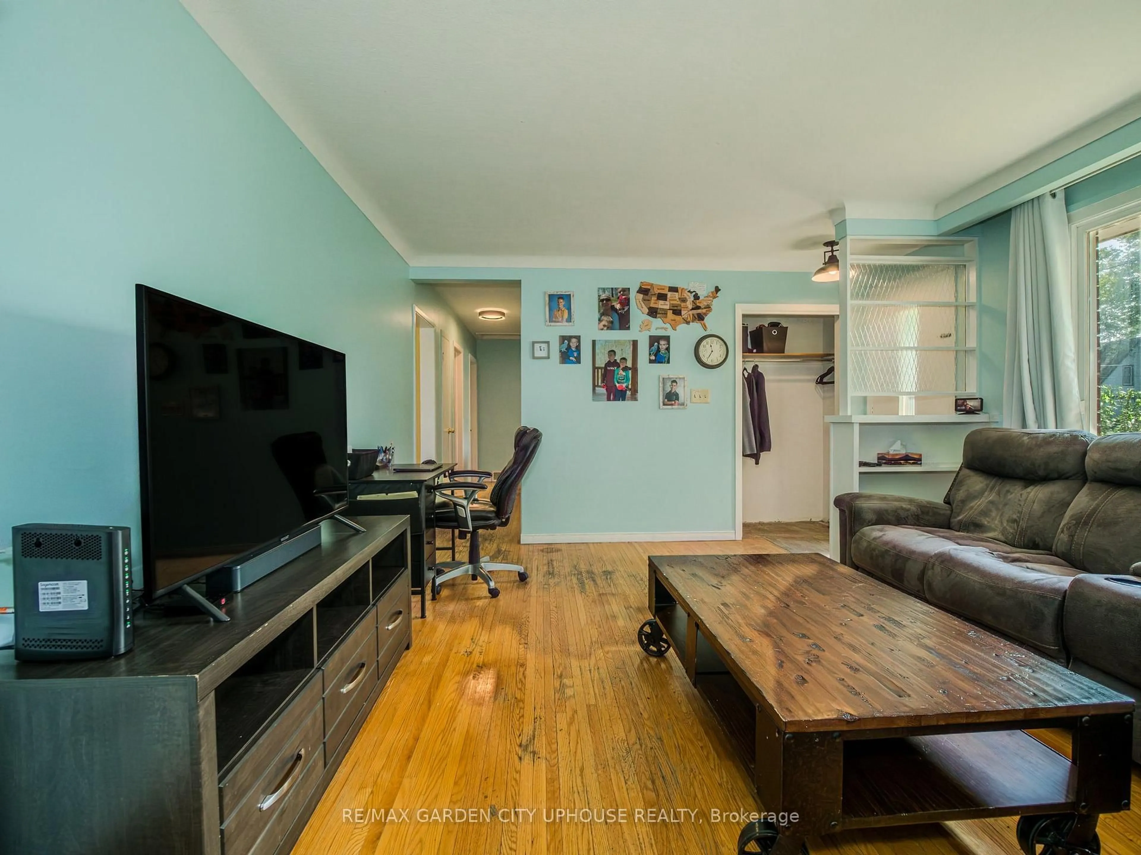 Living room with furniture, wood/laminate floor for 347 LINWELL Rd, St. Catharines Ontario L2M 2P1