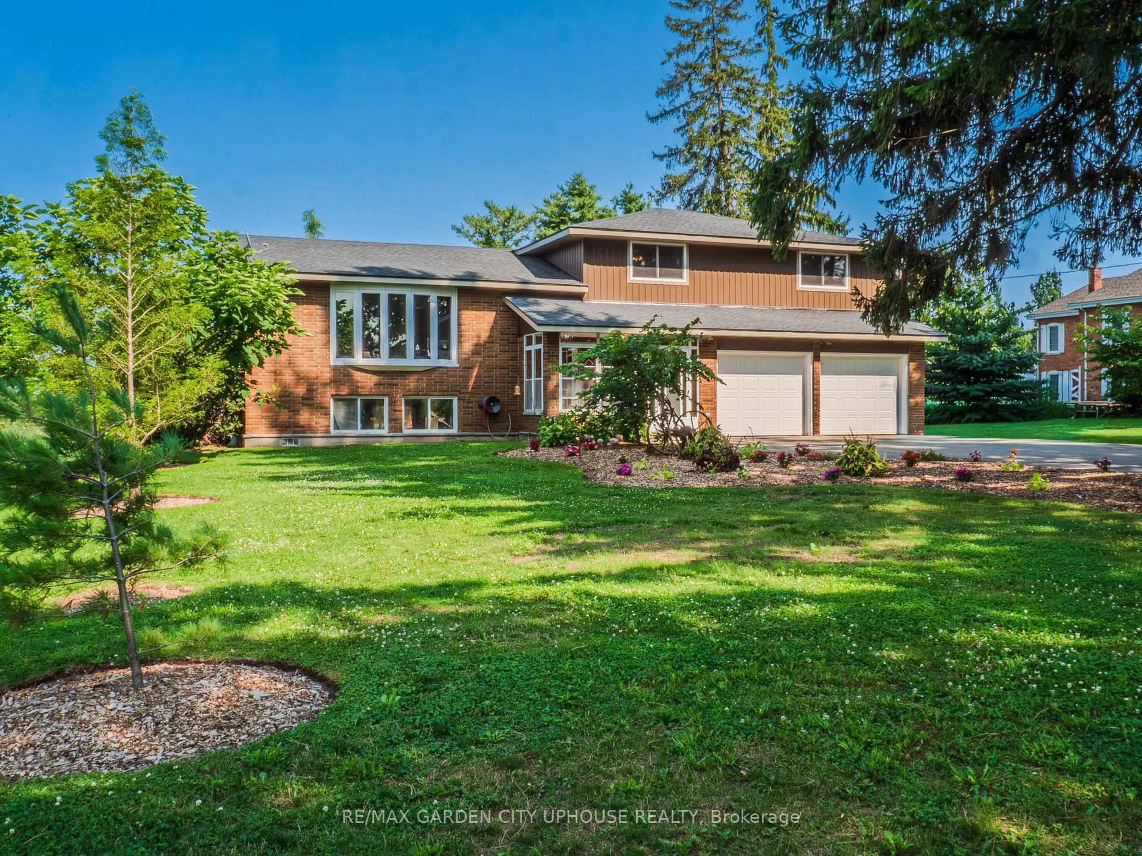 A pic from outside/outdoor area/front of a property/back of a property/a pic from drone, street for 1365 Rice Rd, Pelham Ontario L3B 5N5