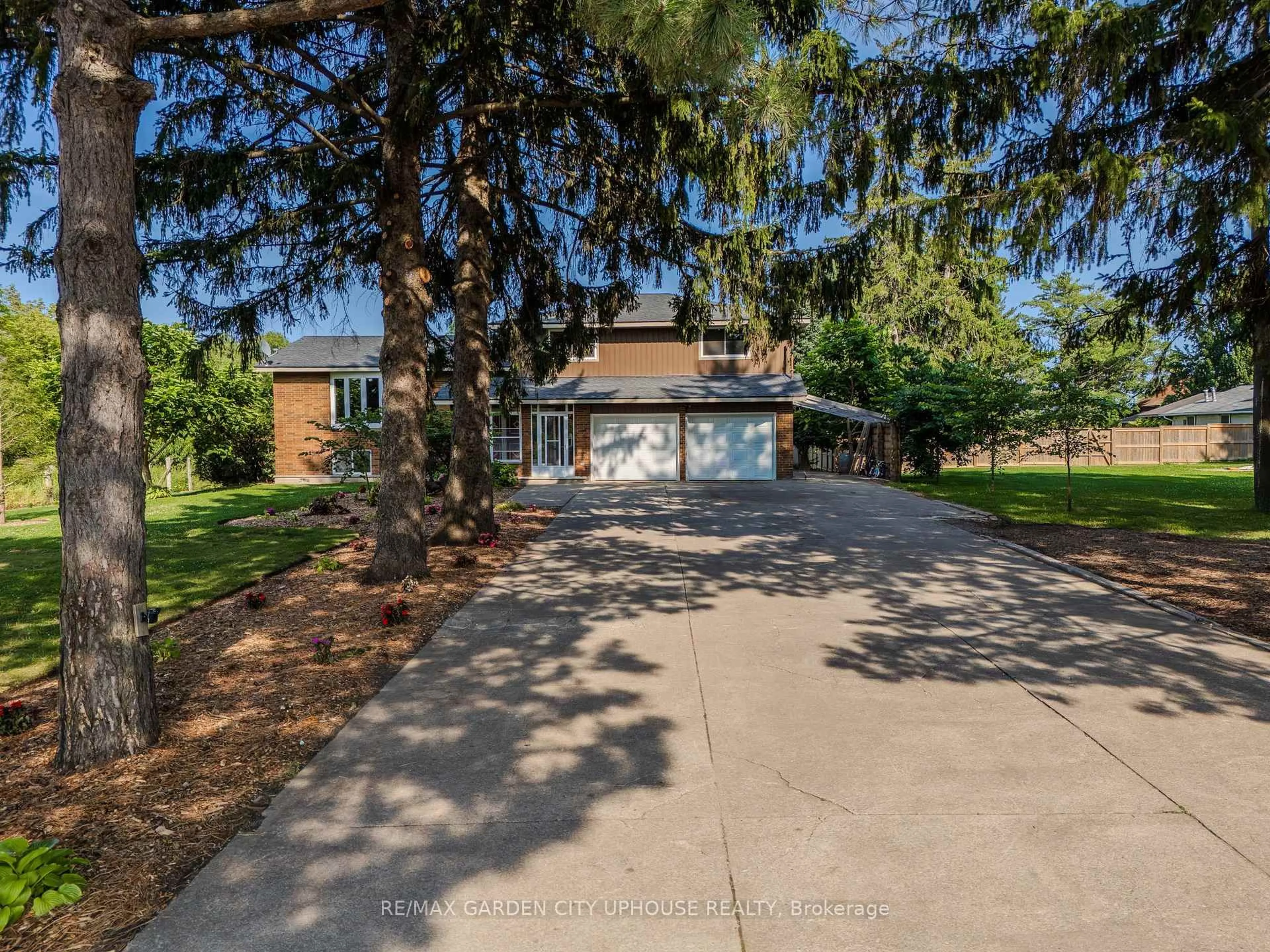 A pic from outside/outdoor area/front of a property/back of a property/a pic from drone, street for 1365 Rice Rd, Pelham Ontario L3B 5N5