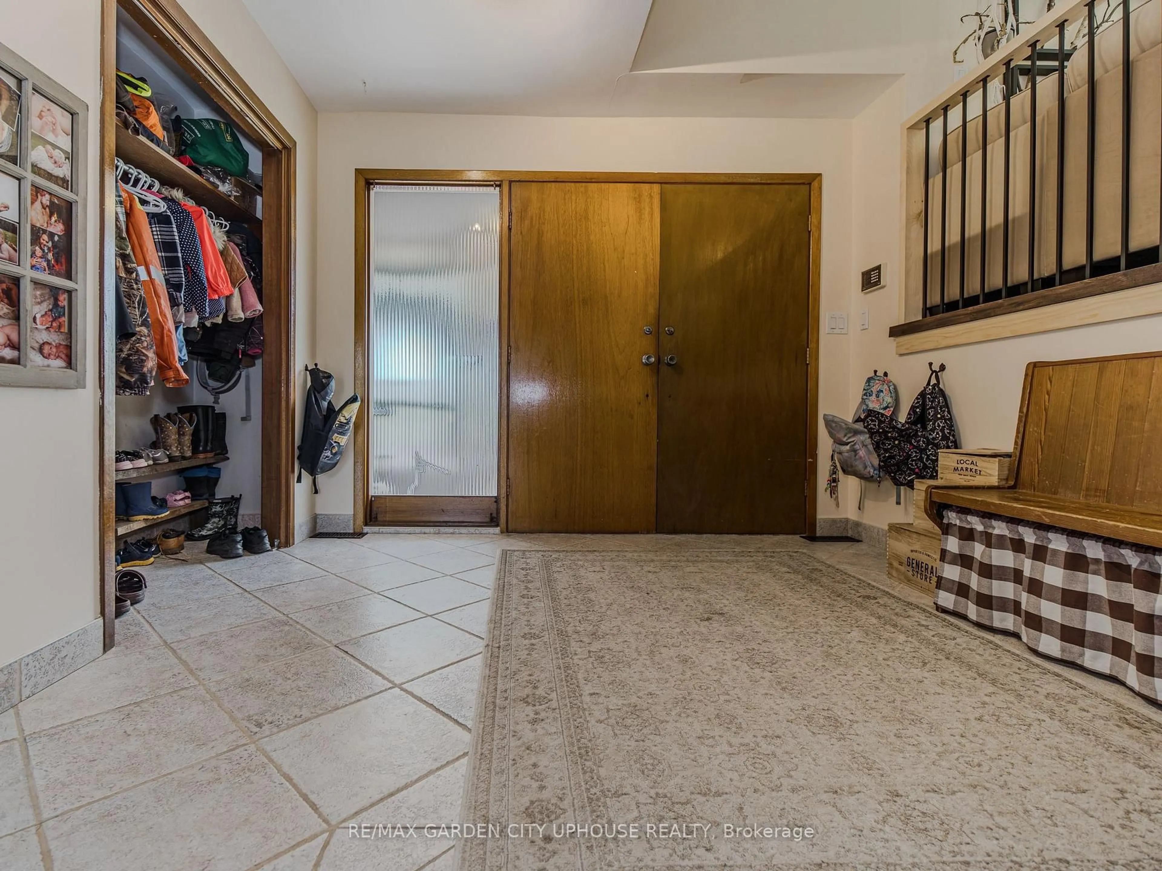 Indoor foyer for 1365 Rice Rd, Pelham Ontario L3B 5N5