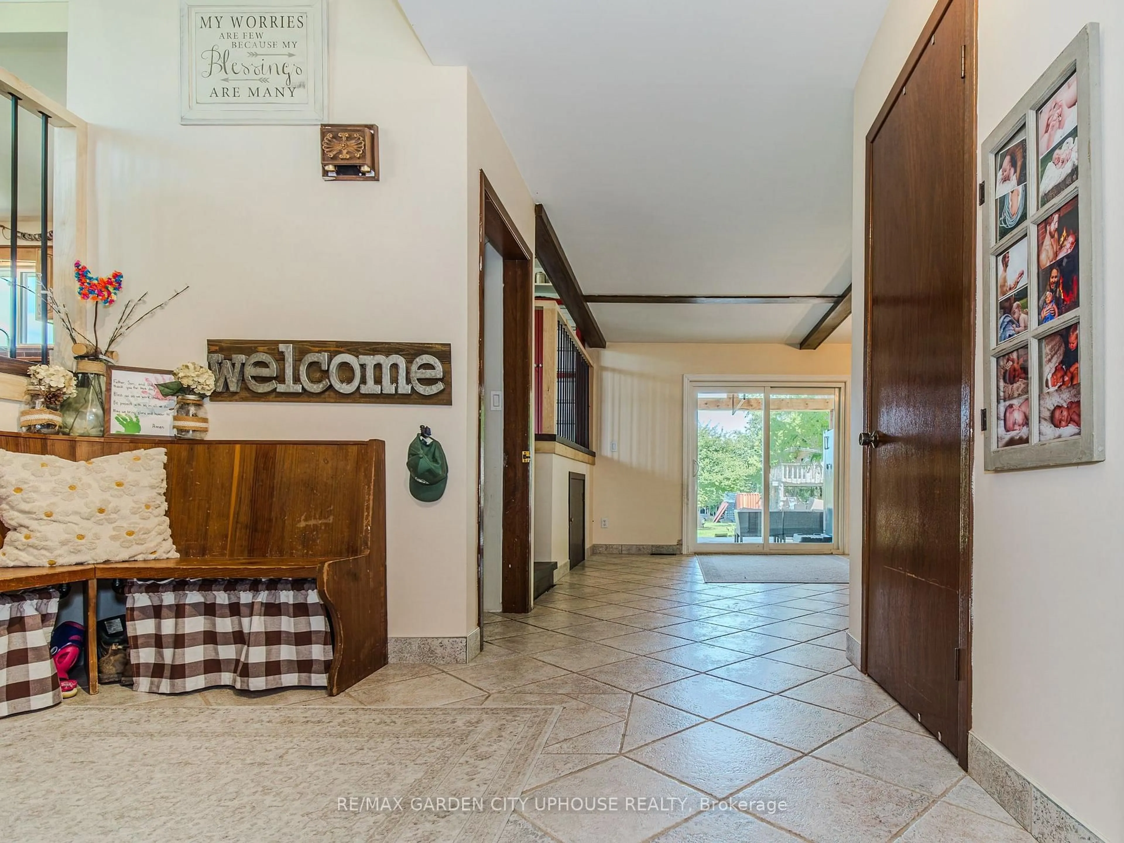 Indoor foyer for 1365 Rice Rd, Pelham Ontario L3B 5N5