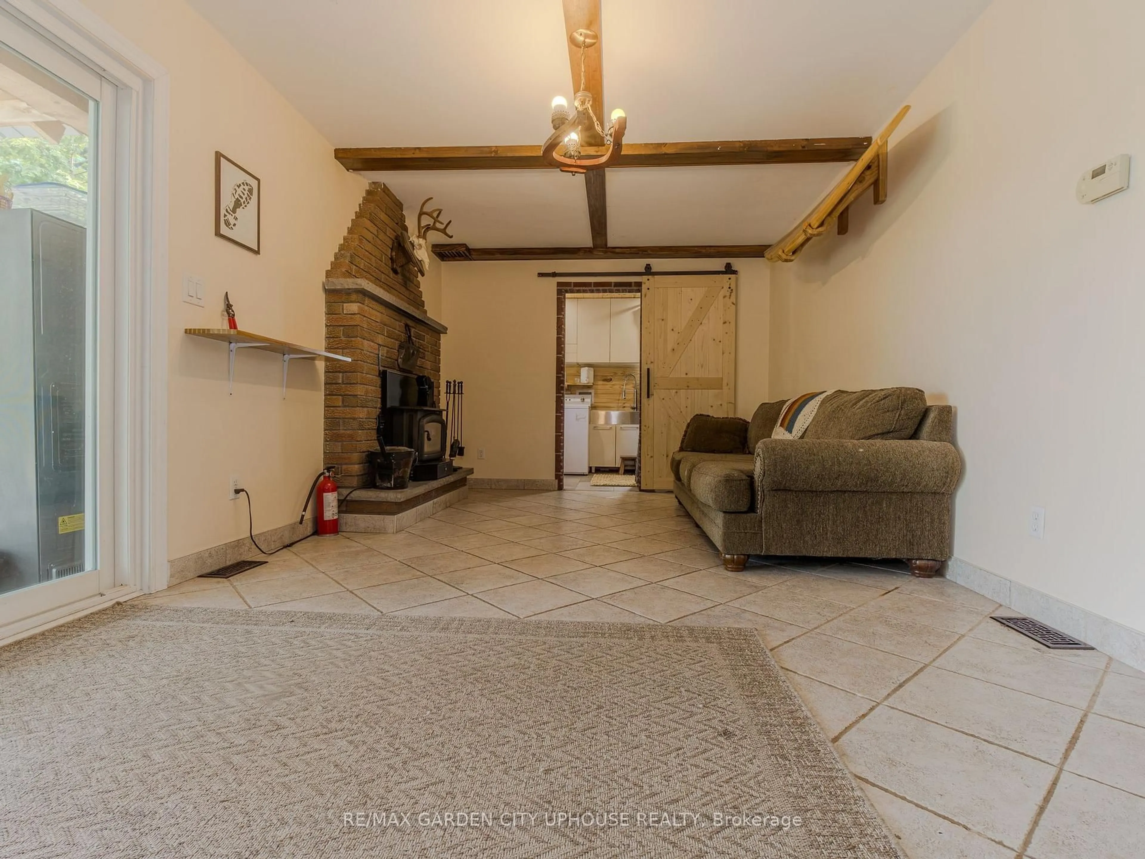 Living room with furniture, unknown for 1365 Rice Rd, Pelham Ontario L3B 5N5