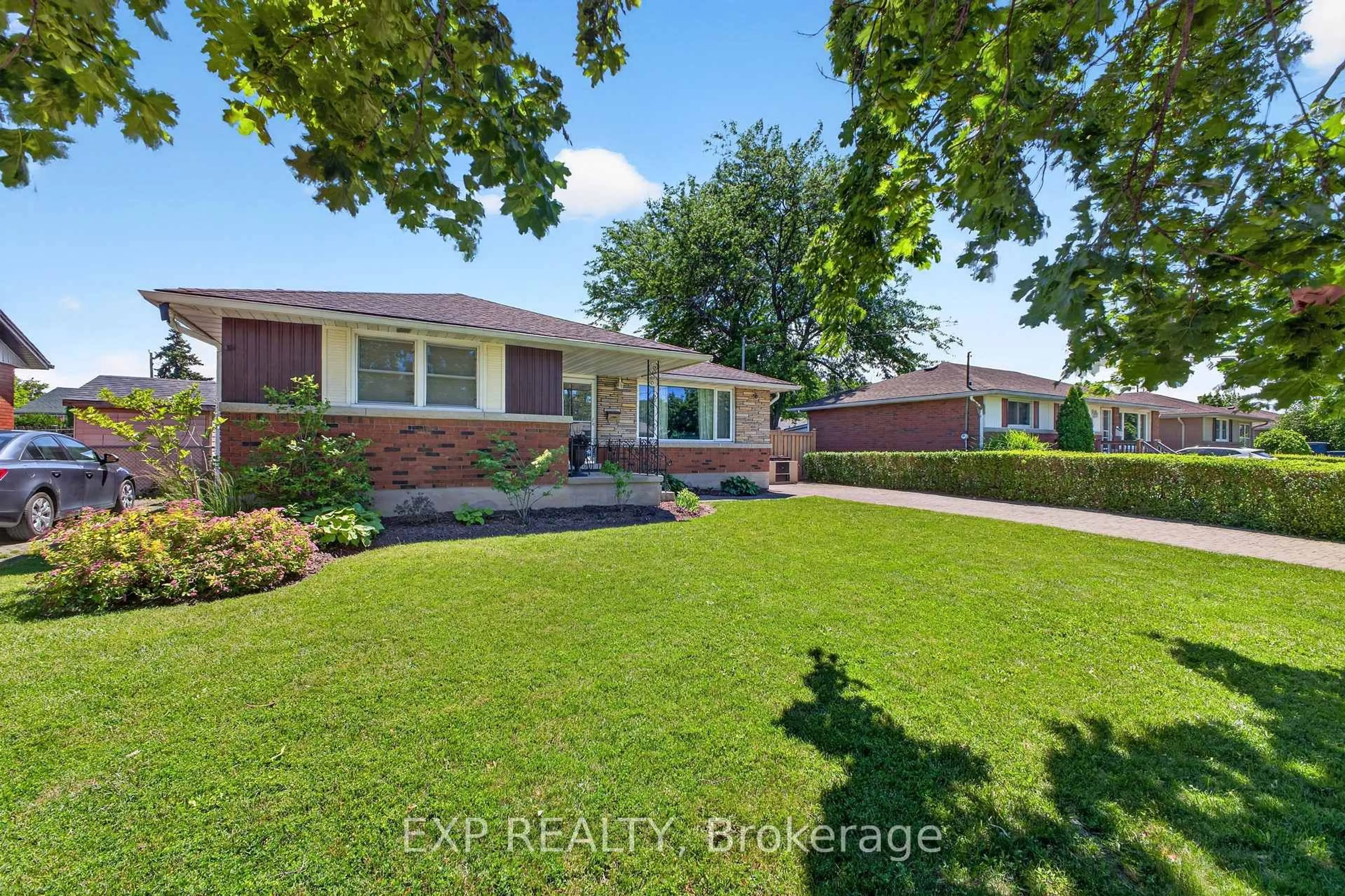 A pic from outside/outdoor area/front of a property/back of a property/a pic from drone, street for 8 Dunraven Ave, St. Catharines Ontario L2M 6A7