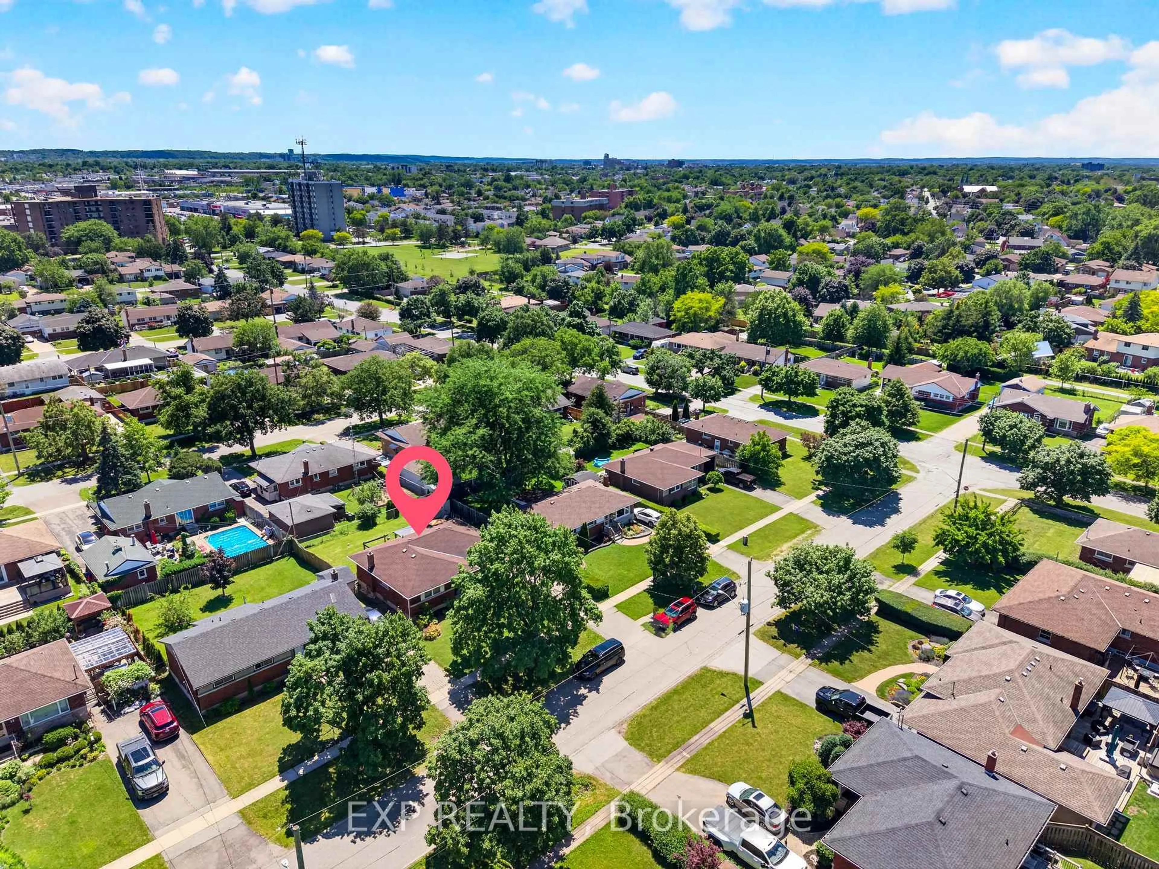 A pic from outside/outdoor area/front of a property/back of a property/a pic from drone, street for 8 Dunraven Ave, St. Catharines Ontario L2M 6A7