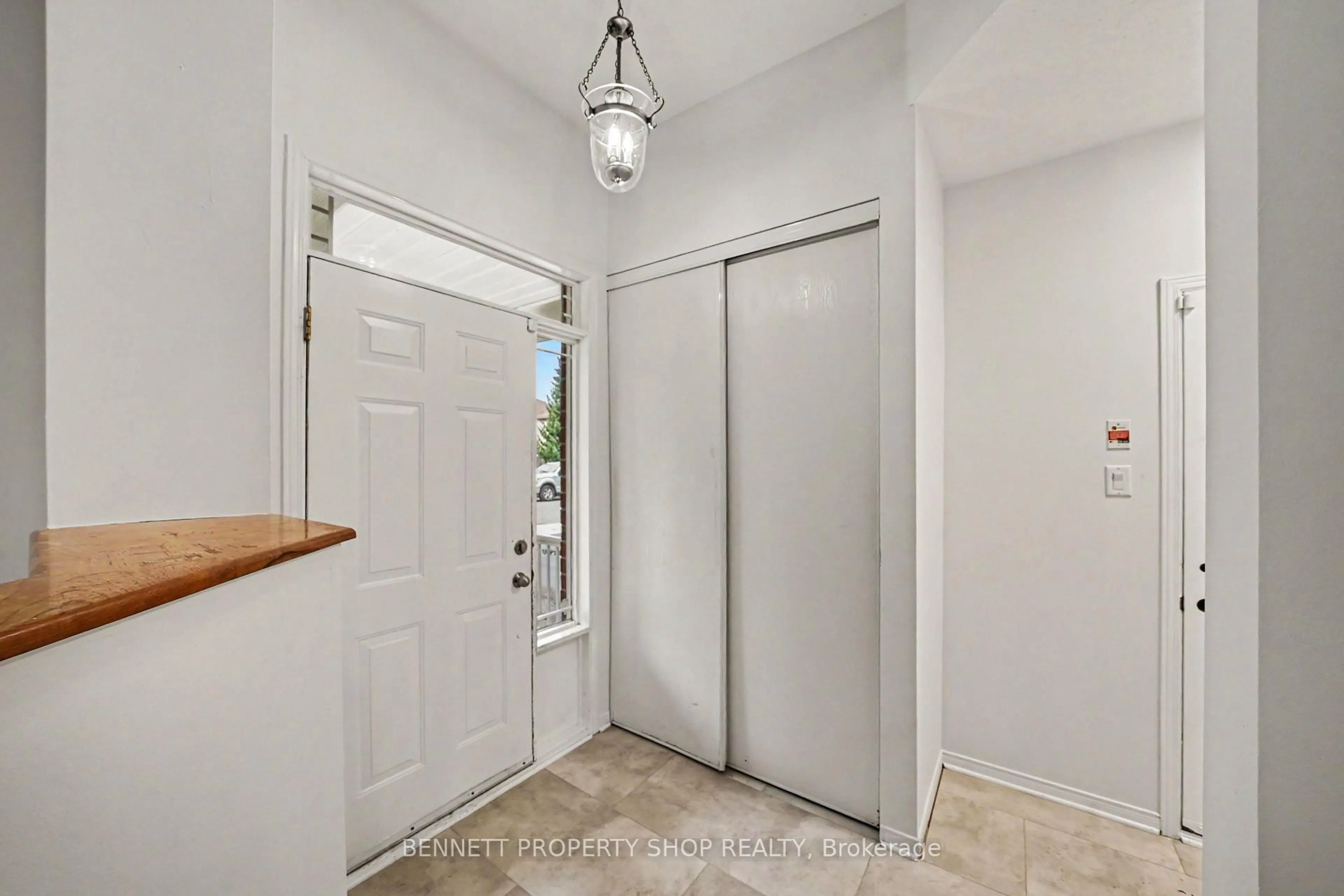 Indoor entryway for 203 Harbour View St, Ottawa Ontario K2G 7B2