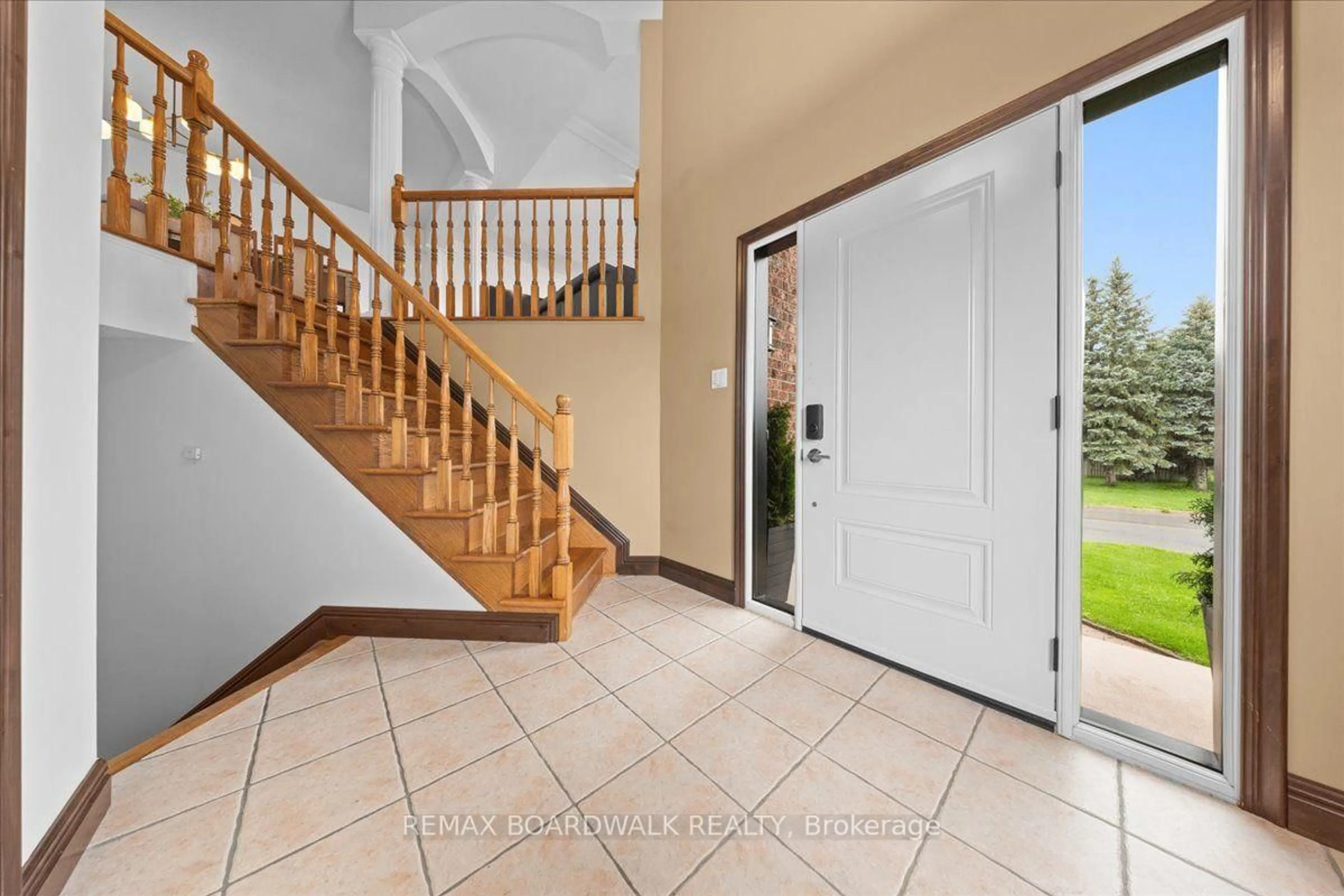 Indoor entryway for 161 Castle Glen Cres, Ottawa Ontario K2L 4G9