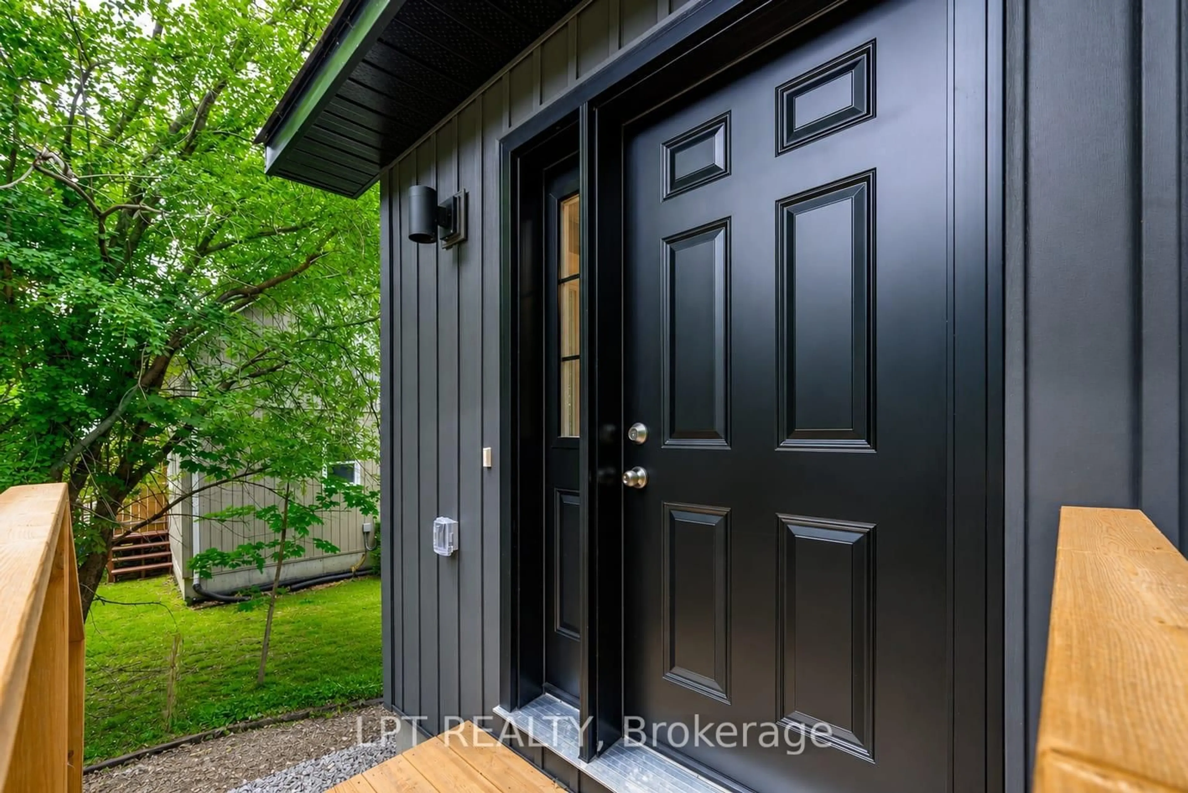 Indoor entryway for 29 Pavillion Rd, Kawartha Lakes Ontario K0M 1L0