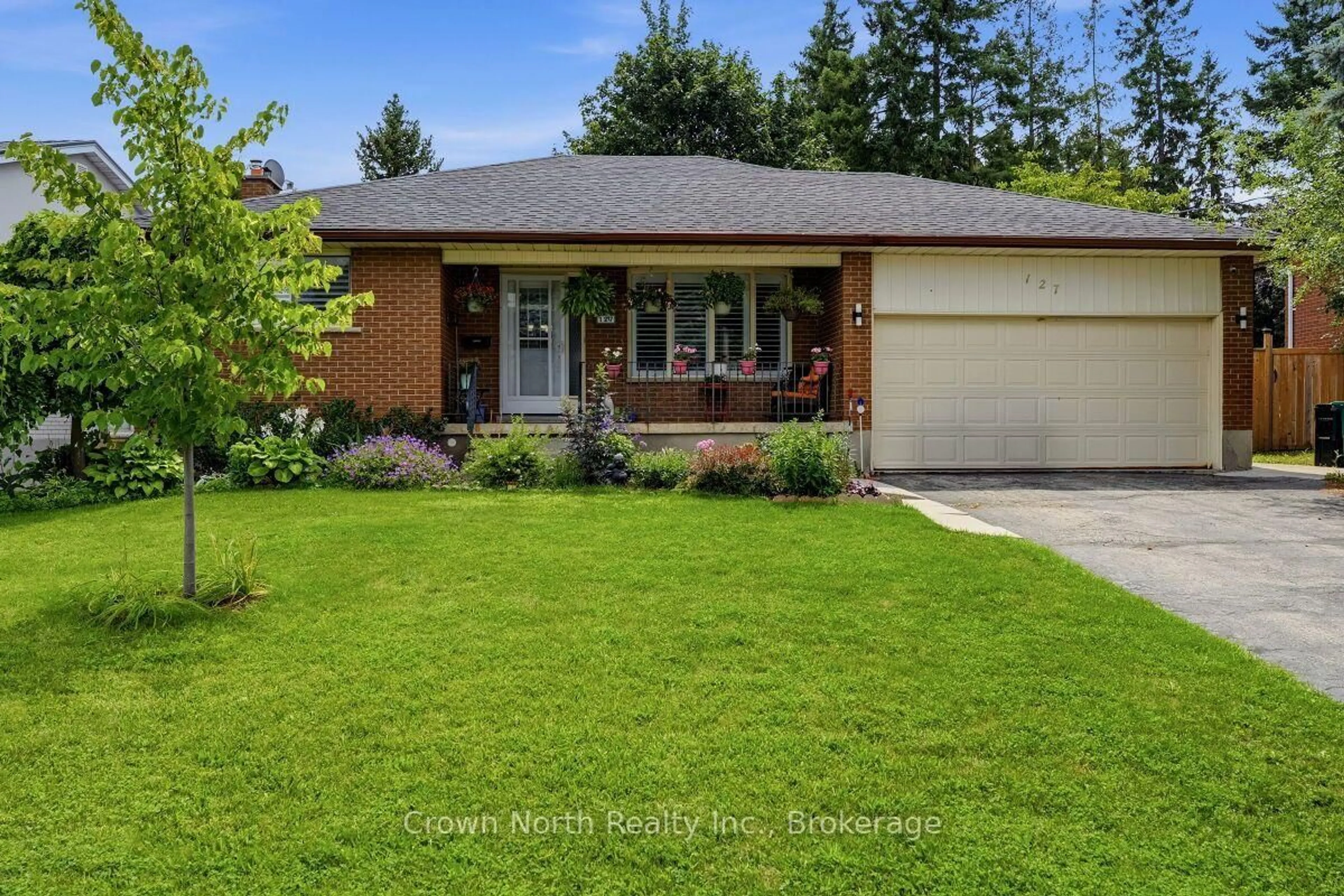 Home with brick exterior material, street for 127 Carson Dr, Kitchener Ontario N2B 2Z4