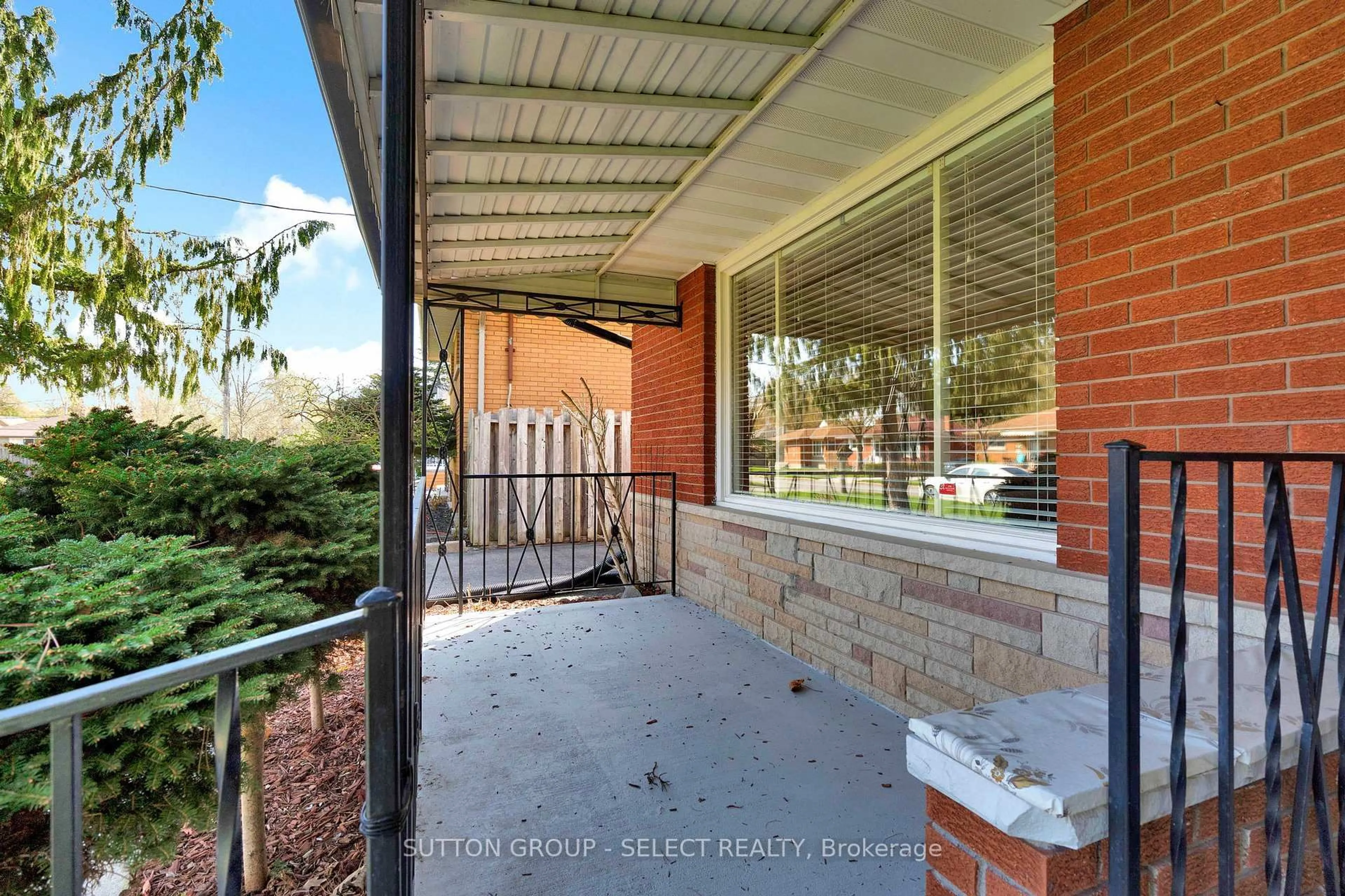 Patio, street for 1581 Borden St, London East Ontario N5W 2P9