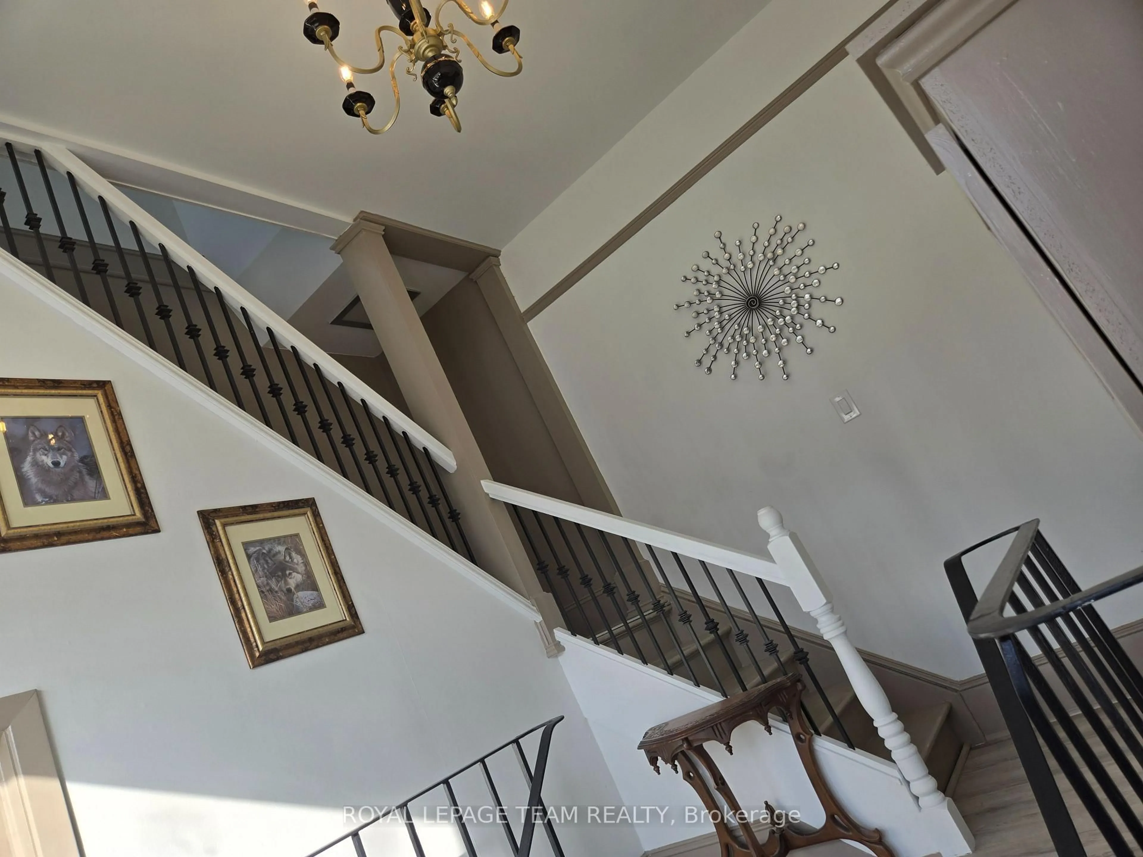 Indoor foyer for 106 Renfrew St, Pakenham Ontario K0A 2X0
