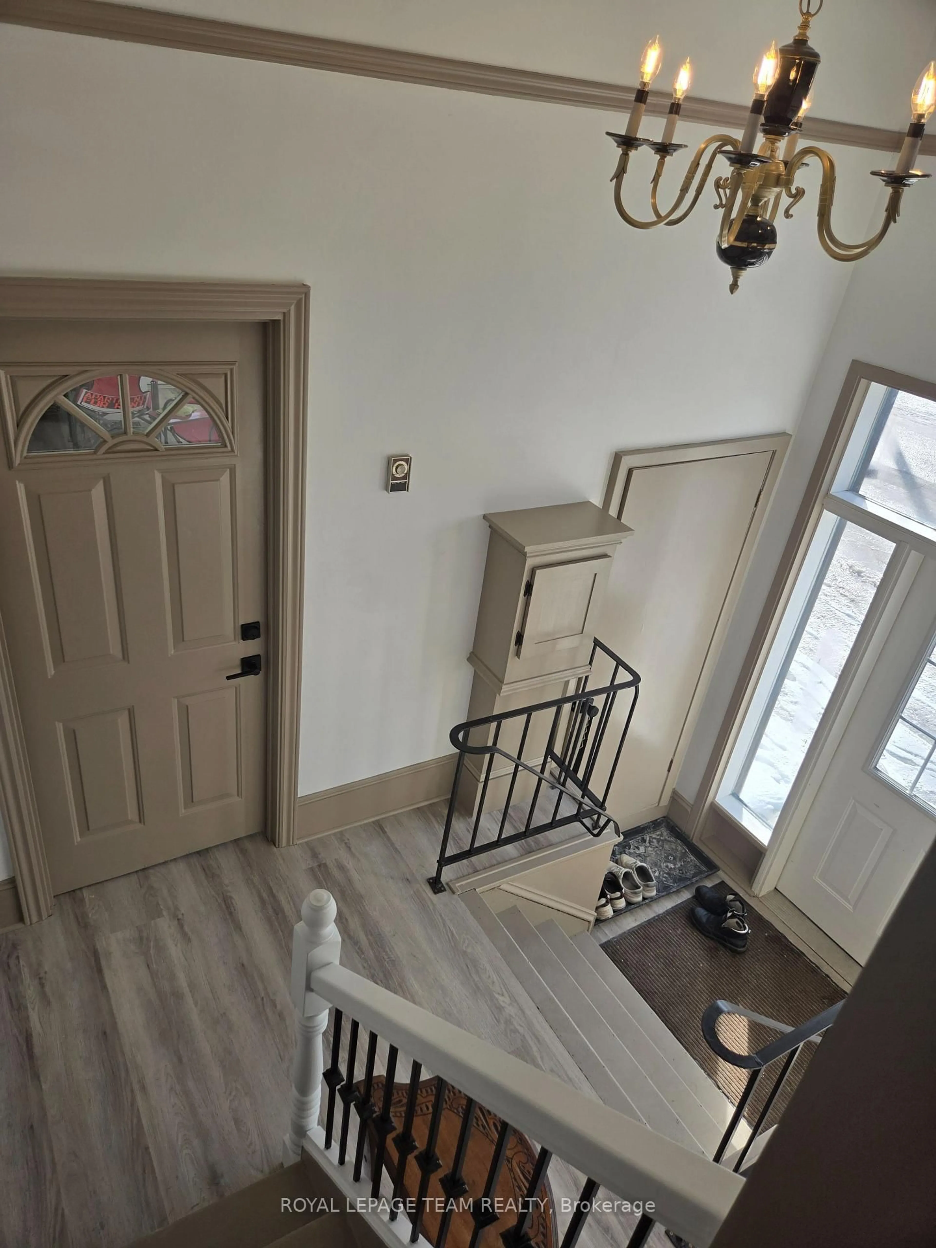 Indoor entryway for 106 Renfrew St, Pakenham Ontario K0A 2X0