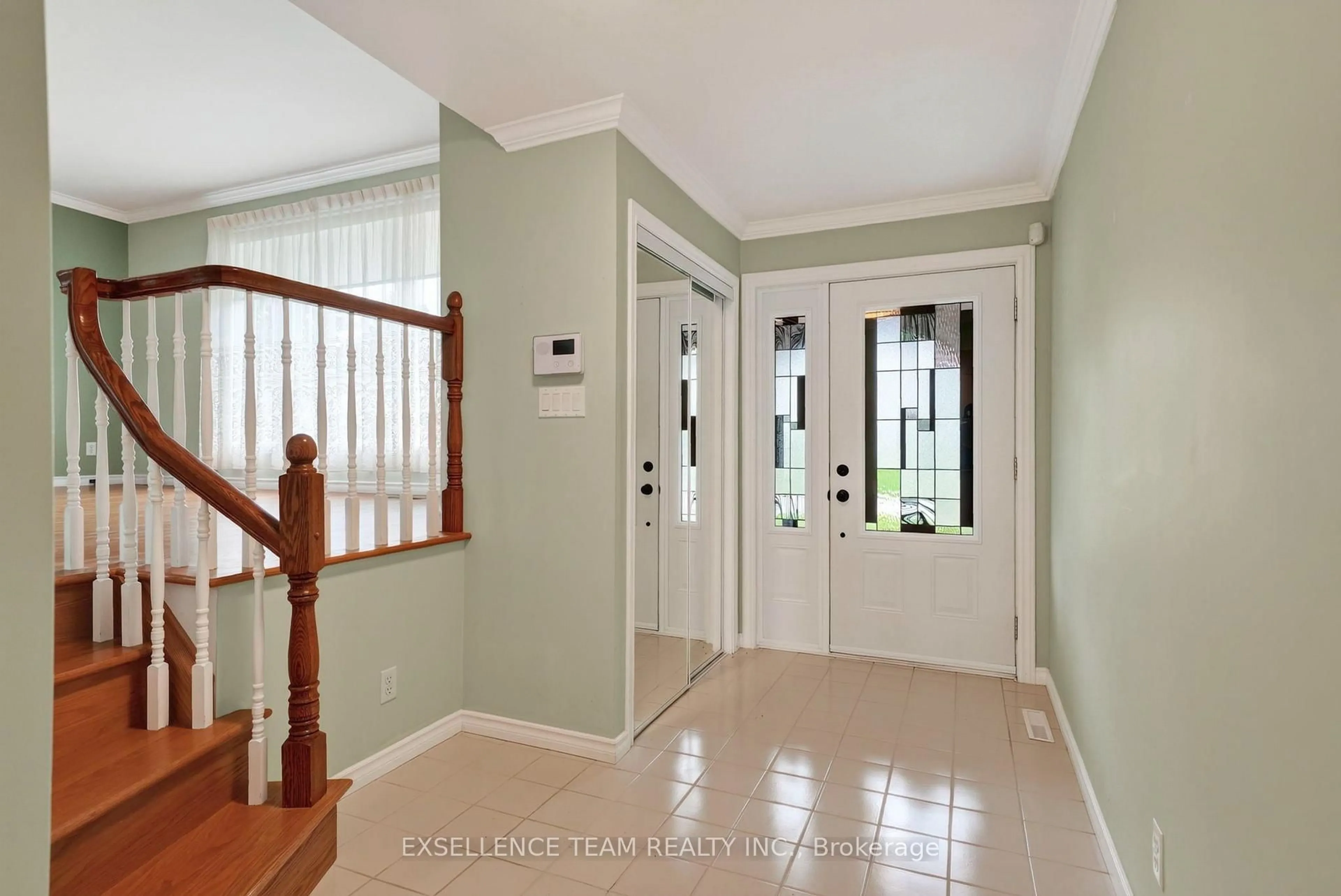Indoor entryway for 1518 Blakely Dr, Cornwall Ontario K6J 5K1