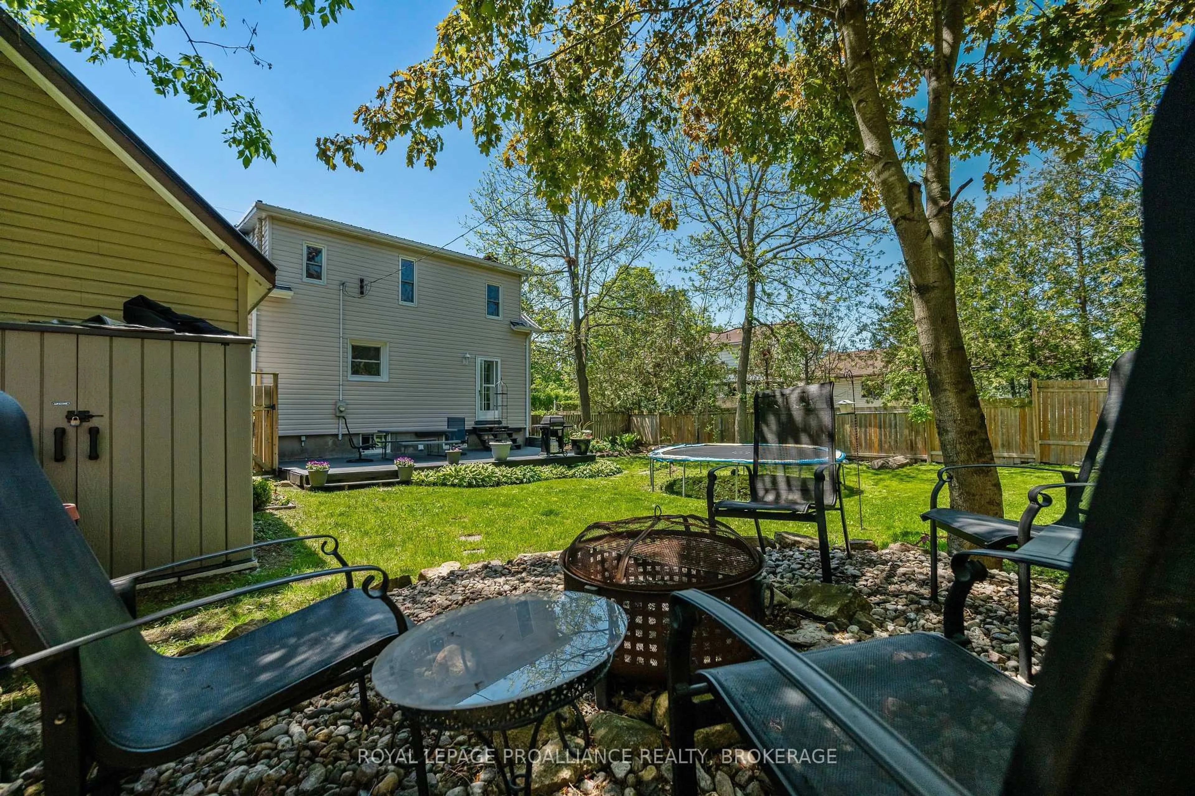 Patio, street for 560 King St, Gananoque Ontario K7G 2H1