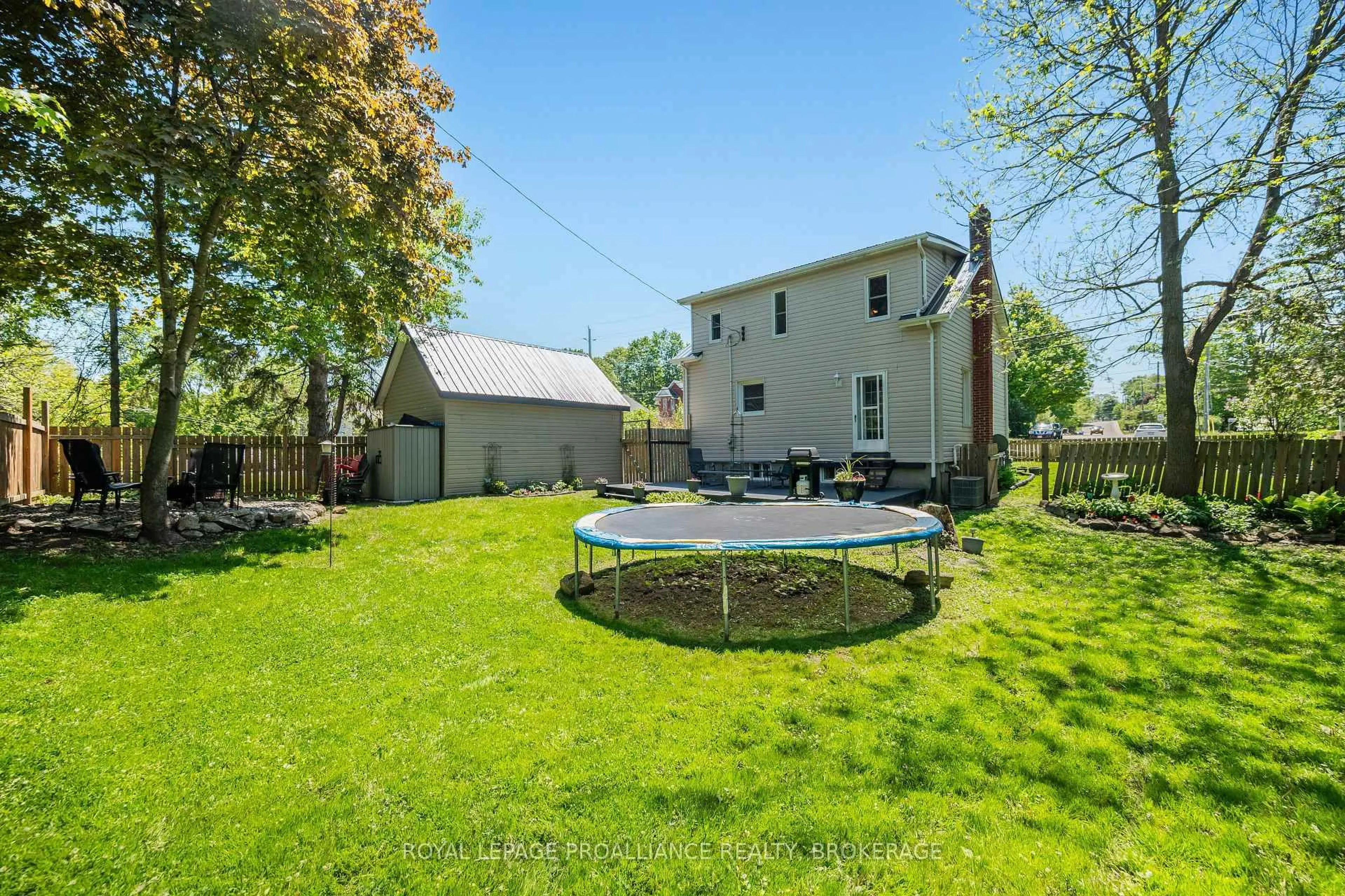 Patio, unknown for 560 King St, Gananoque Ontario K7G 2H1