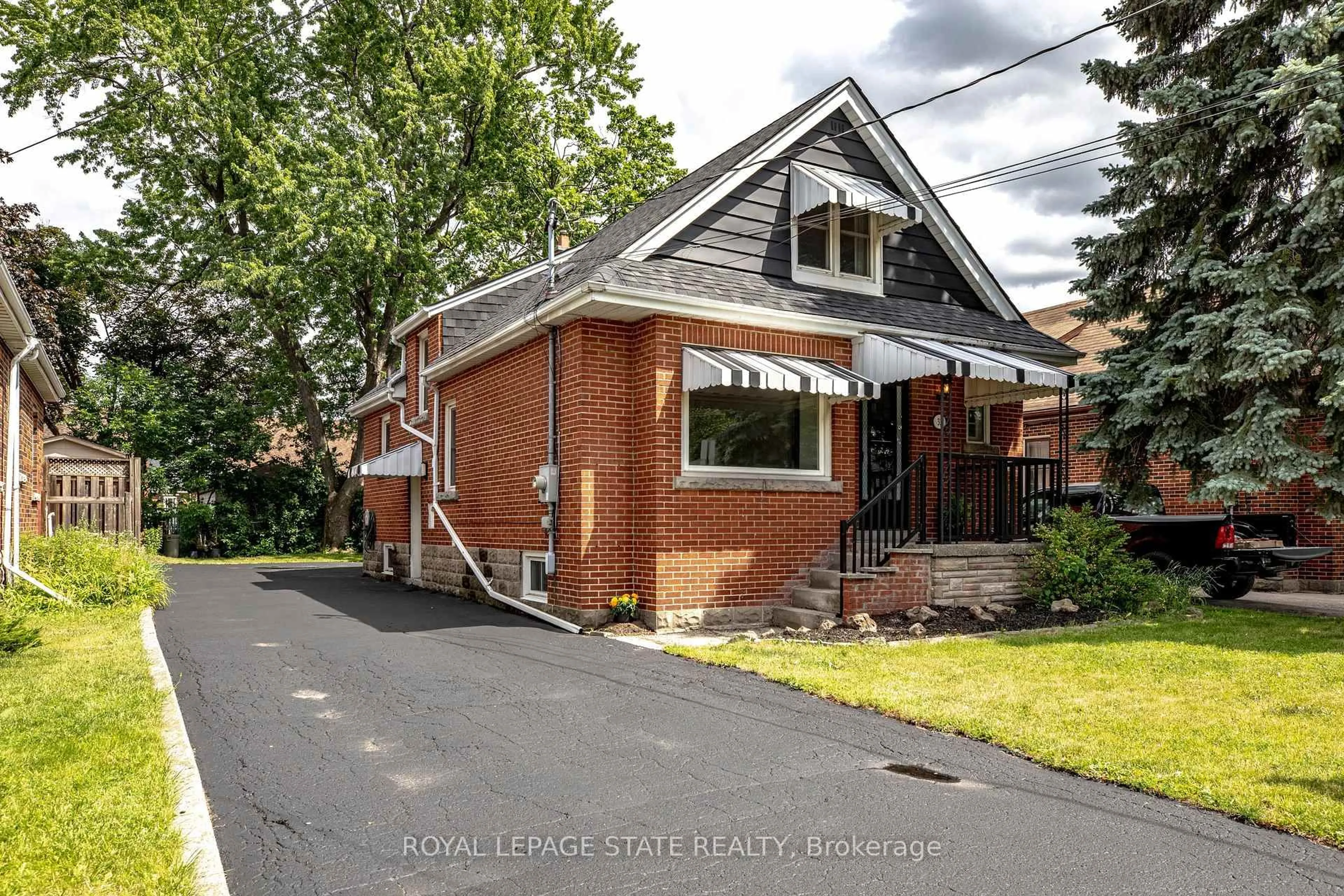 Home with brick exterior material, street for 33 East 34th St, Hamilton Ontario L8V 3W2