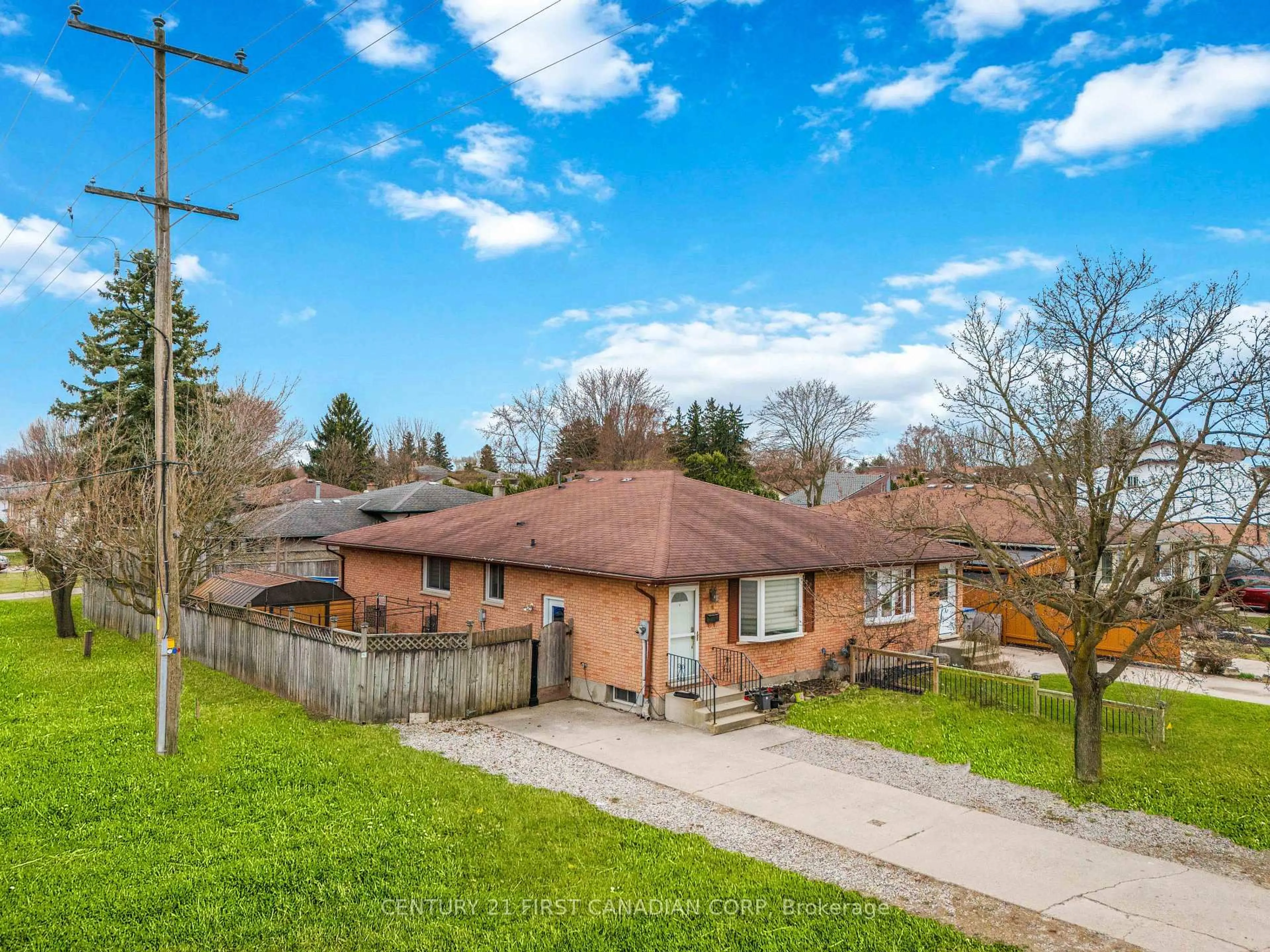 A pic from outside/outdoor area/front of a property/back of a property/a pic from drone, street for 54 Brennan Dr, Strathroy-Caradoc Ontario N7G 3S3