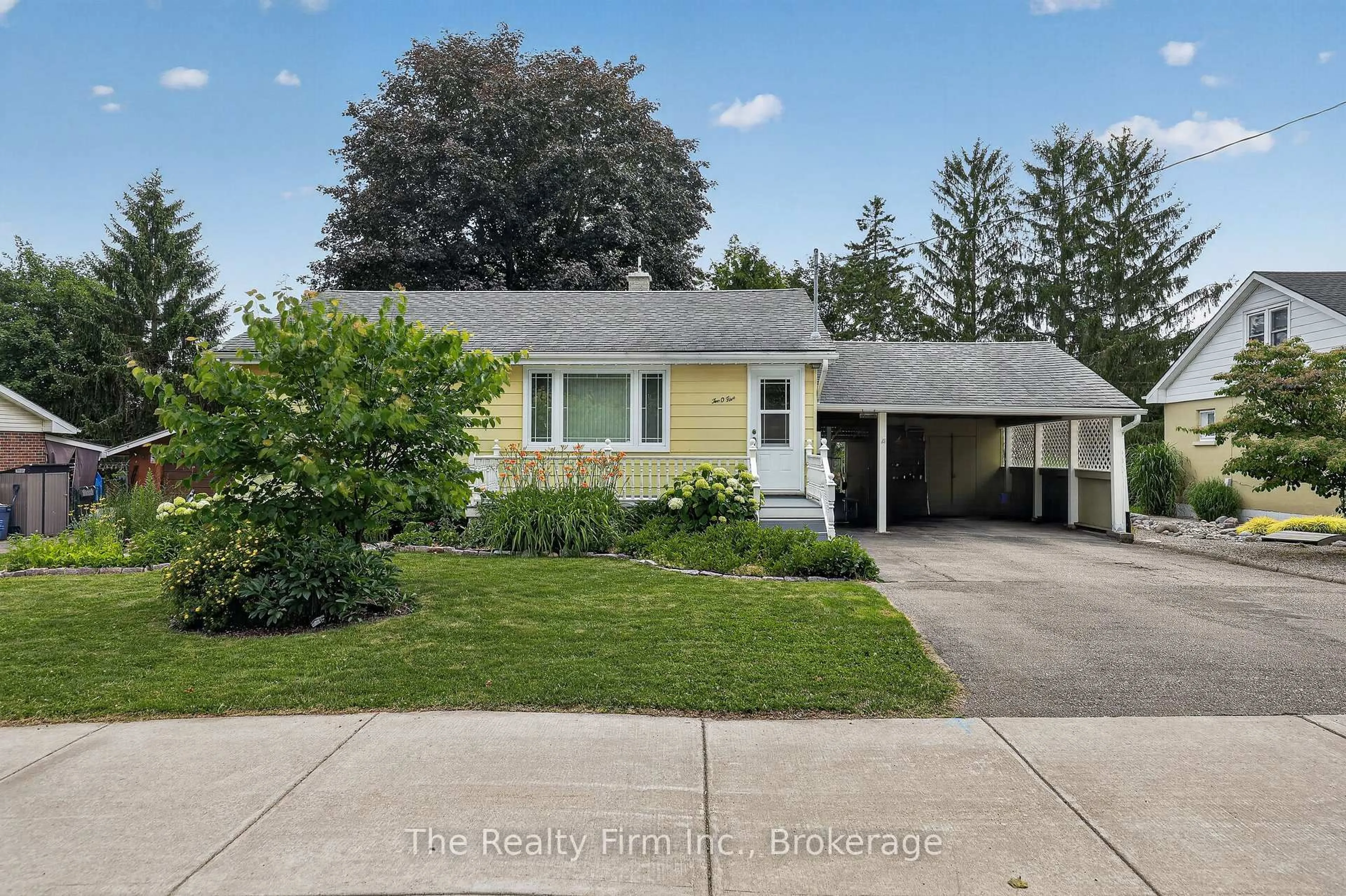 Home with vinyl exterior material, street for 205 George St, Ingersoll Ontario N5C 1Z5