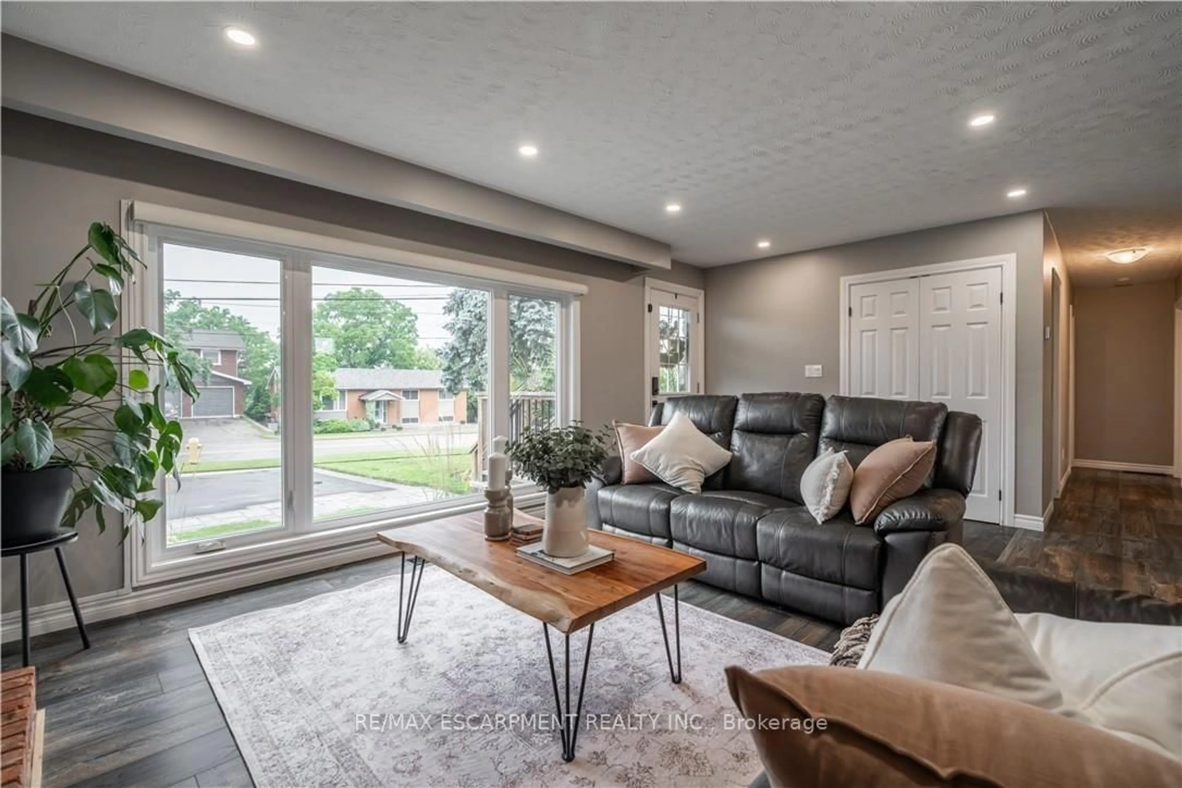 Living room with furniture, unknown for 368 Caithness St, Haldimand Ontario N3W 1C9
