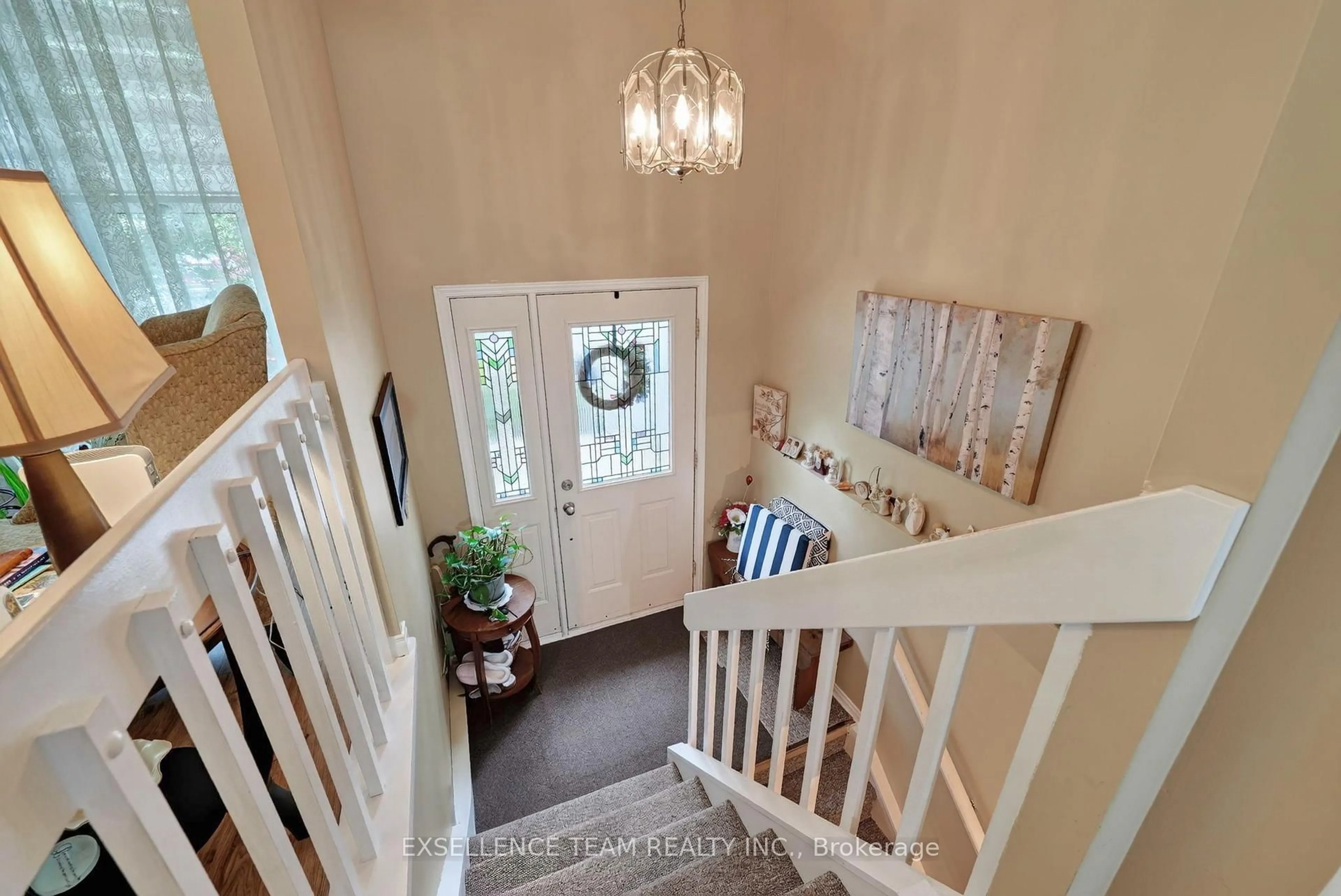 Indoor entryway for 111 Glen Oaks Crt, Cornwall Ontario K6H 7E6
