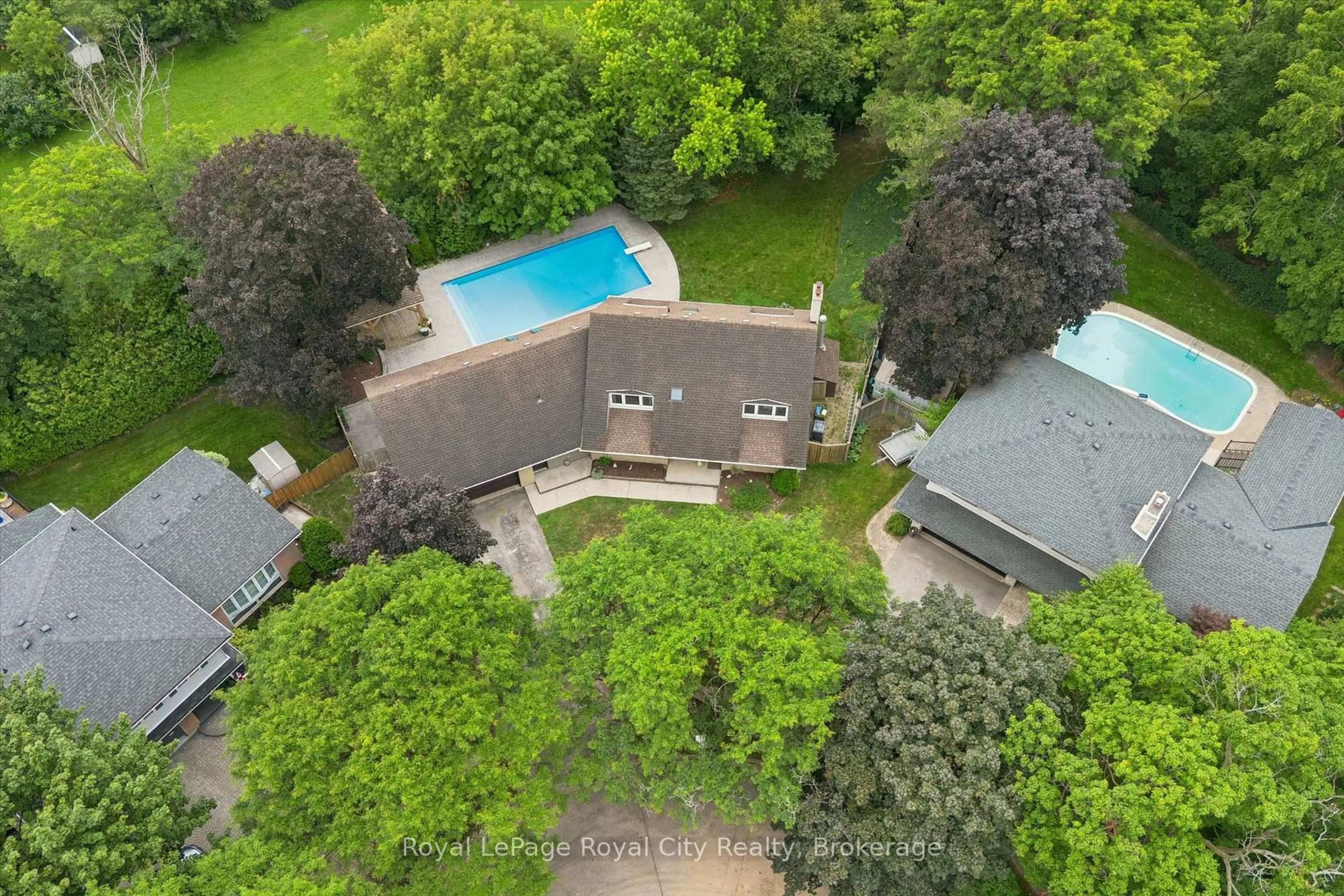 A pic from outside/outdoor area/front of a property/back of a property/a pic from drone, unknown for 8 Berkley Pl, Guelph Ontario N1E 1E6