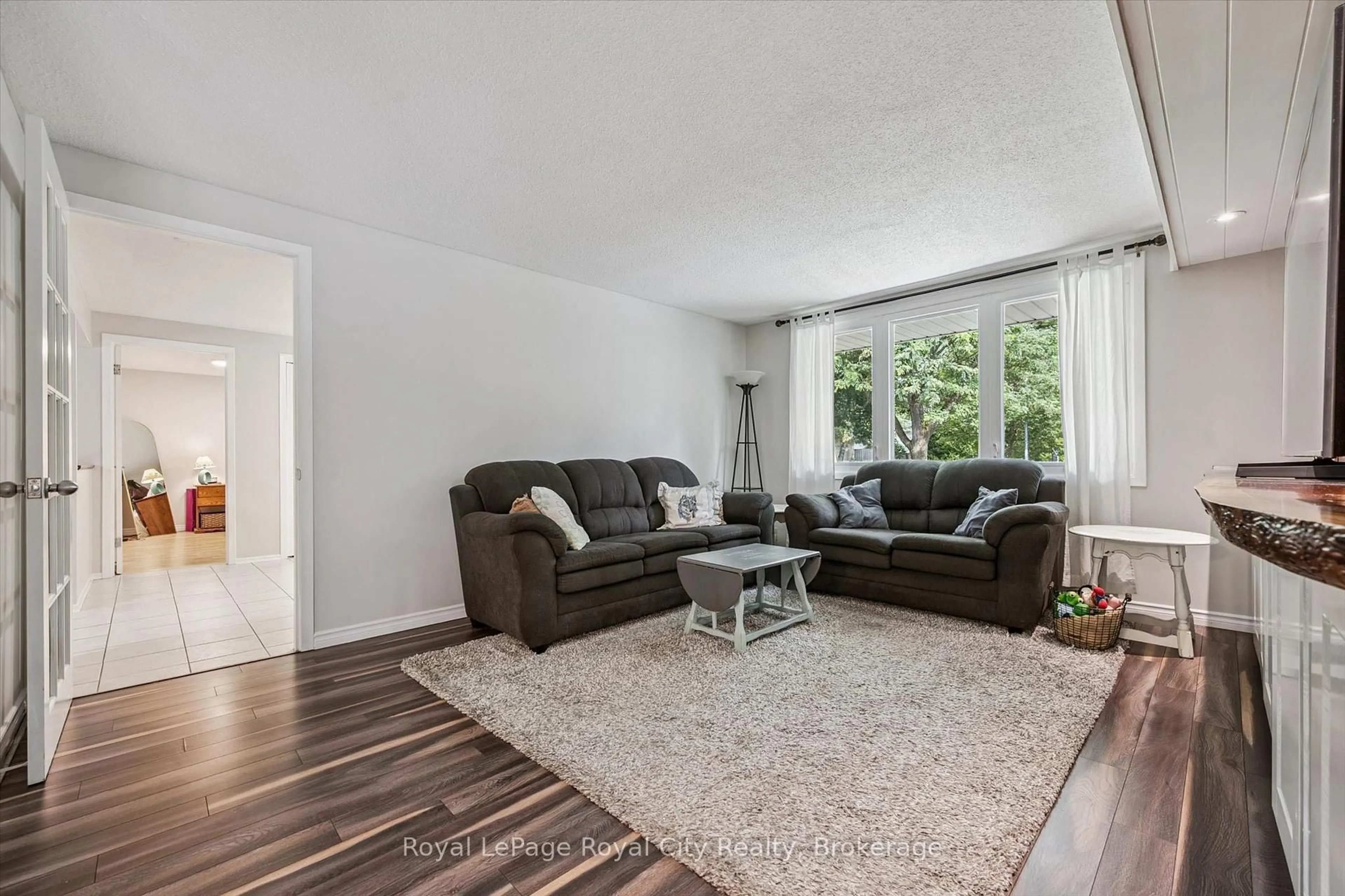 Living room with furniture, unknown for 8 Berkley Pl, Guelph Ontario N1E 1E6