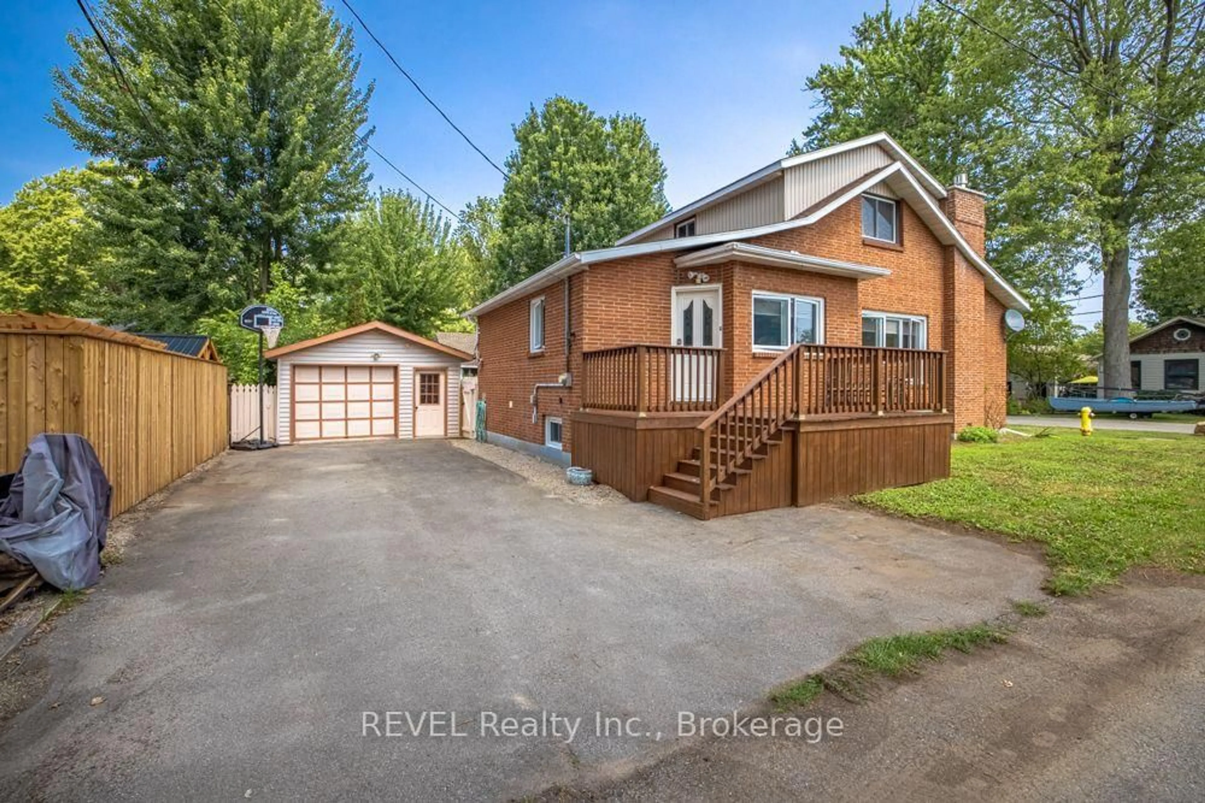 A pic from outside/outdoor area/front of a property/back of a property/a pic from drone, street for 353 Oakwood Ave, Fort Erie Ontario L0S 1B0