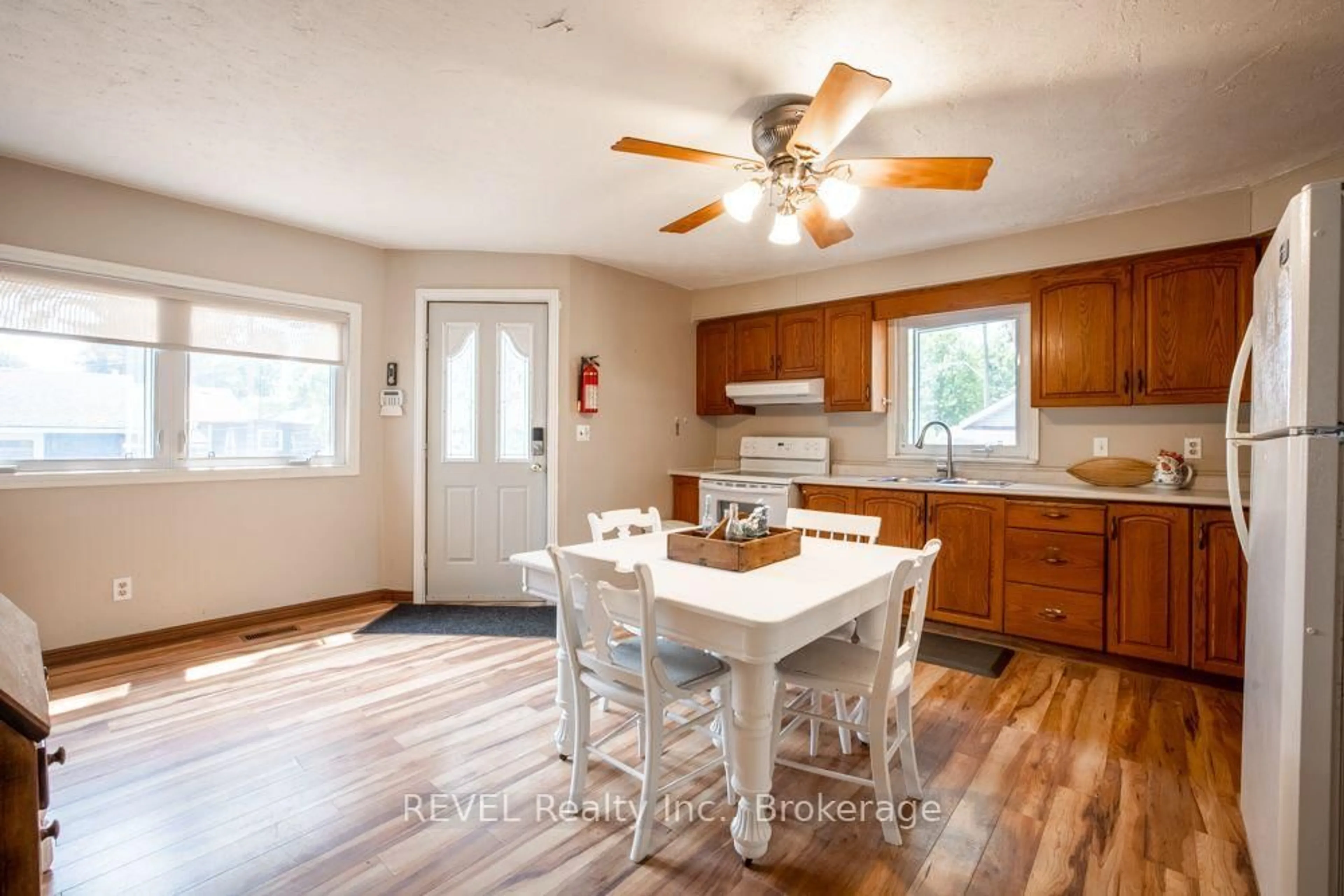 Open concept kitchen, wood/laminate floor for 353 Oakwood Ave, Fort Erie Ontario L0S 1B0