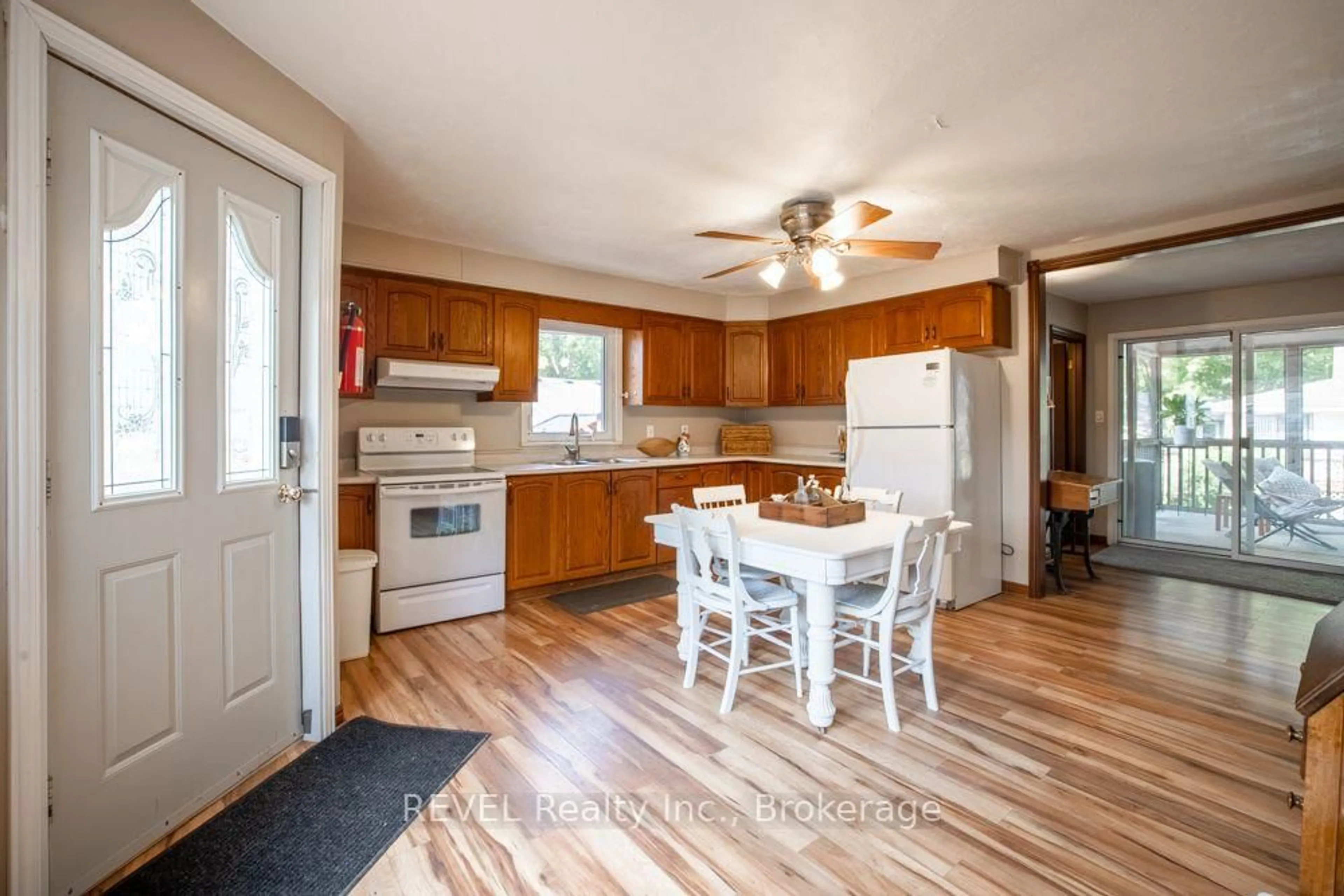 Open concept kitchen, unknown for 353 Oakwood Ave, Fort Erie Ontario L0S 1B0