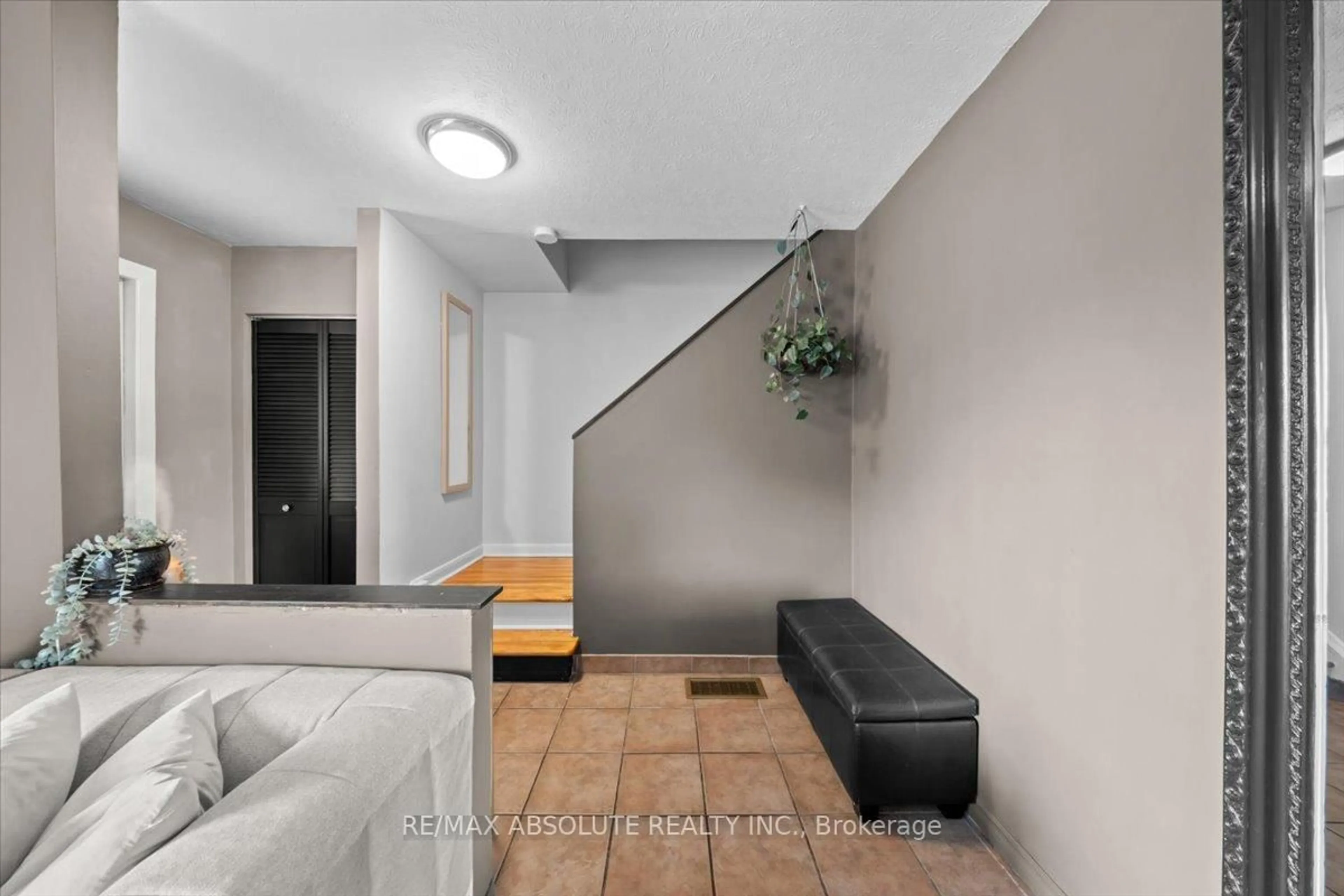 Unknown for 791 Borthwick Ave, Ottawa Ontario K1K 2M5