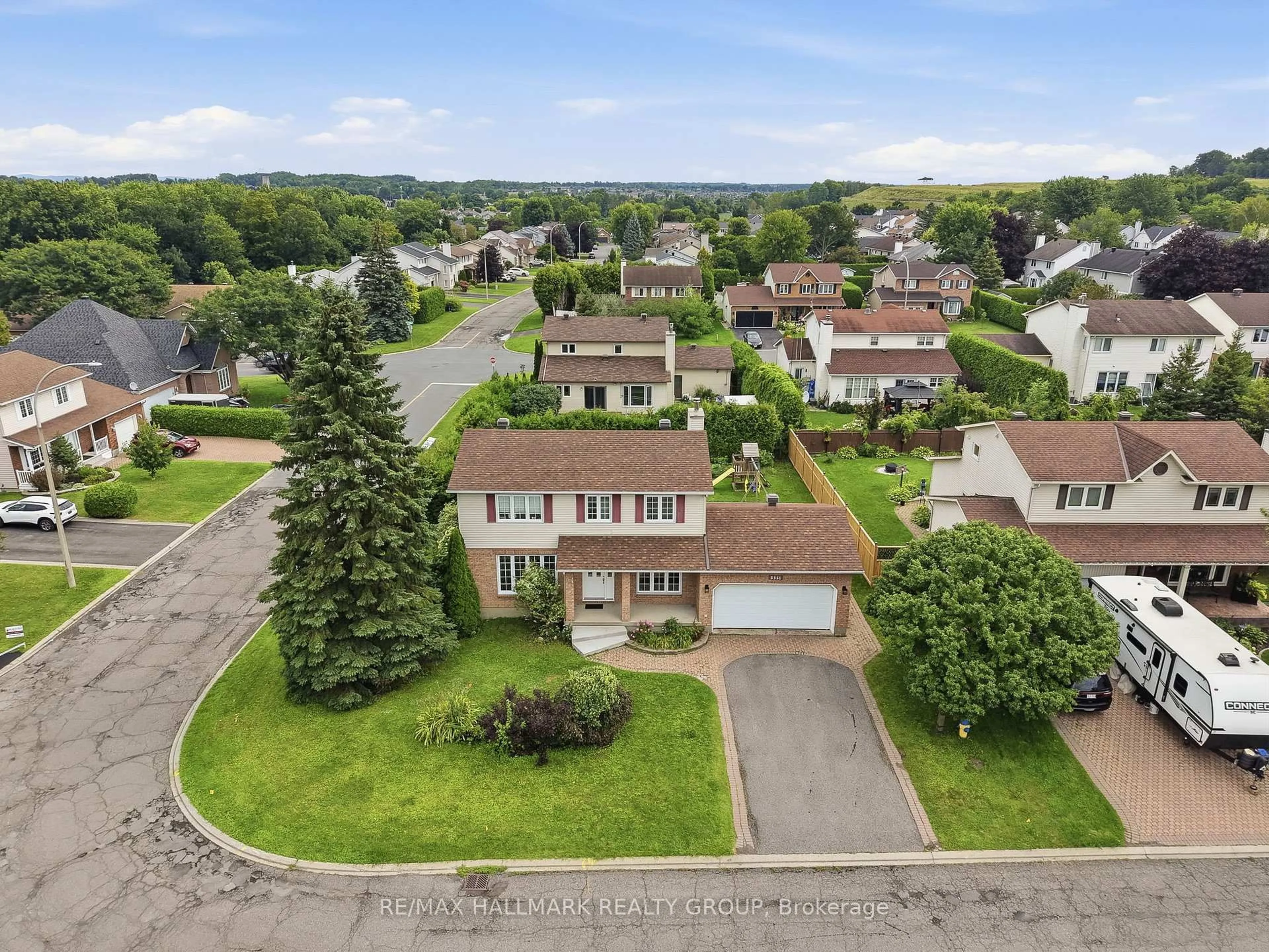 A pic from outside/outdoor area/front of a property/back of a property/a pic from drone, street for 3351 DESCOTES Circ, Clarence-Rockland Ontario K4K 1A7