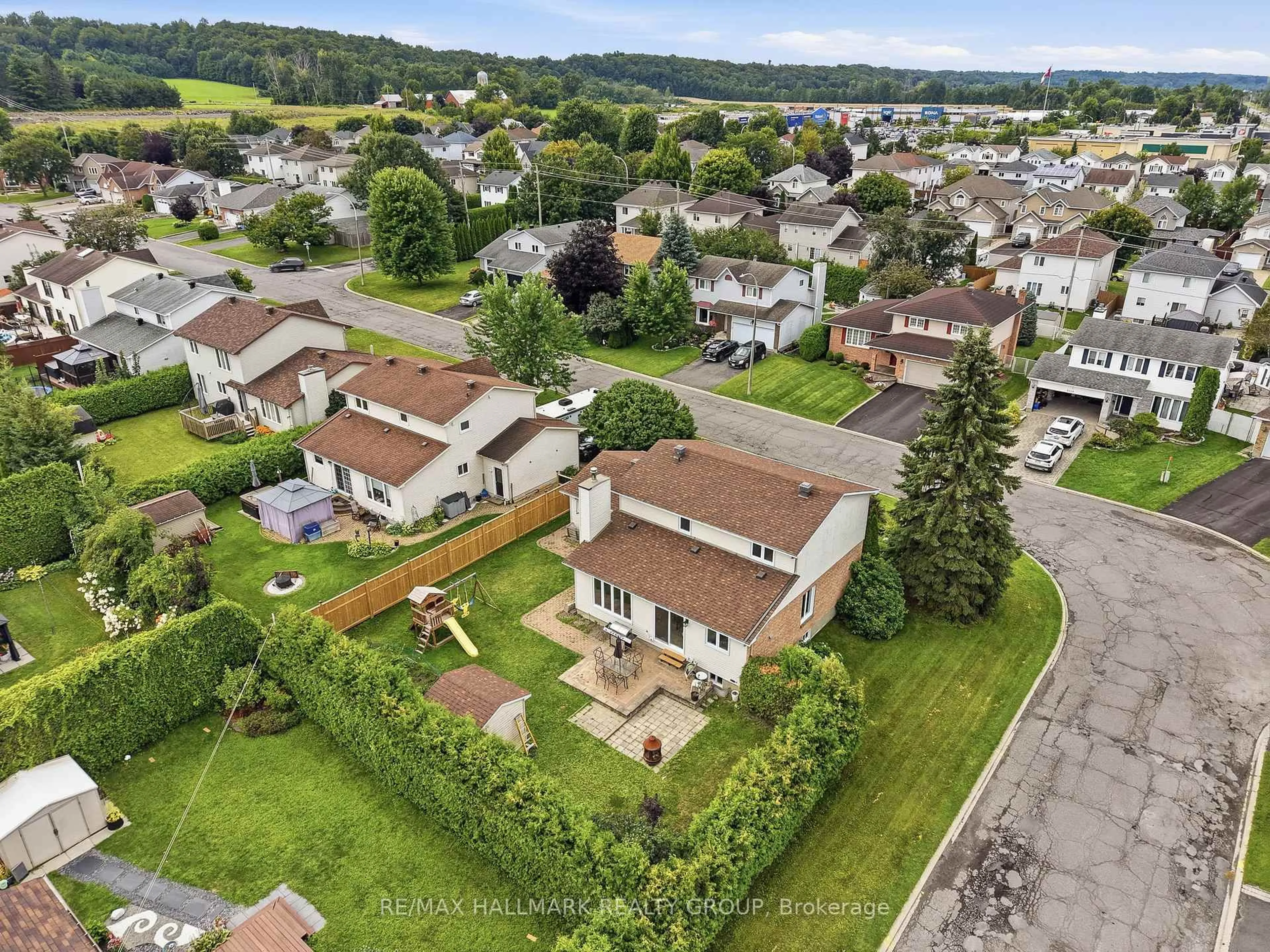 A pic from outside/outdoor area/front of a property/back of a property/a pic from drone, street for 3351 DESCOTES Circ, Clarence-Rockland Ontario K4K 1A7