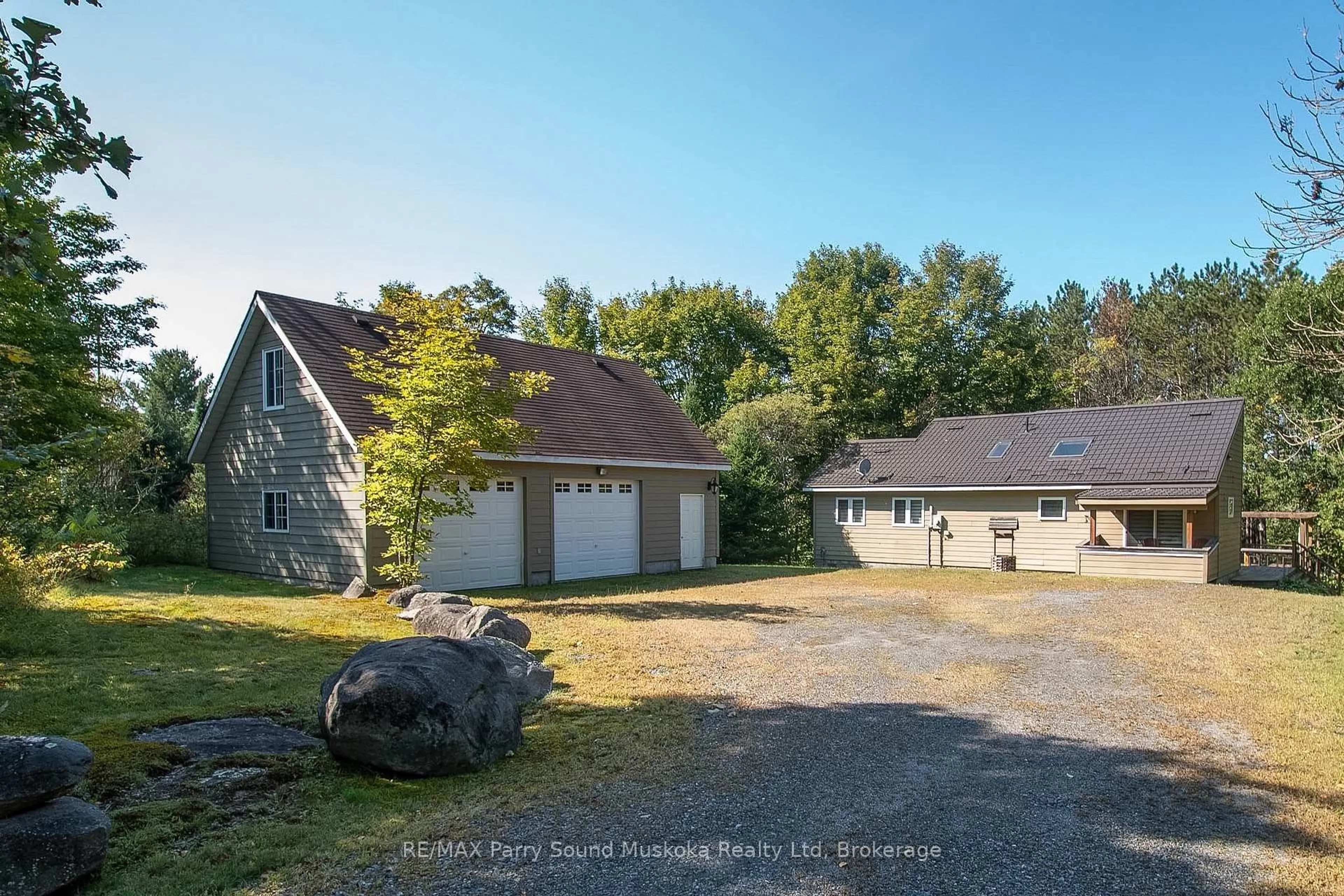 A pic from outside/outdoor area/front of a property/back of a property/a pic from drone, unknown for 587 Centre Rd, McKellar Ontario P2A 0B4