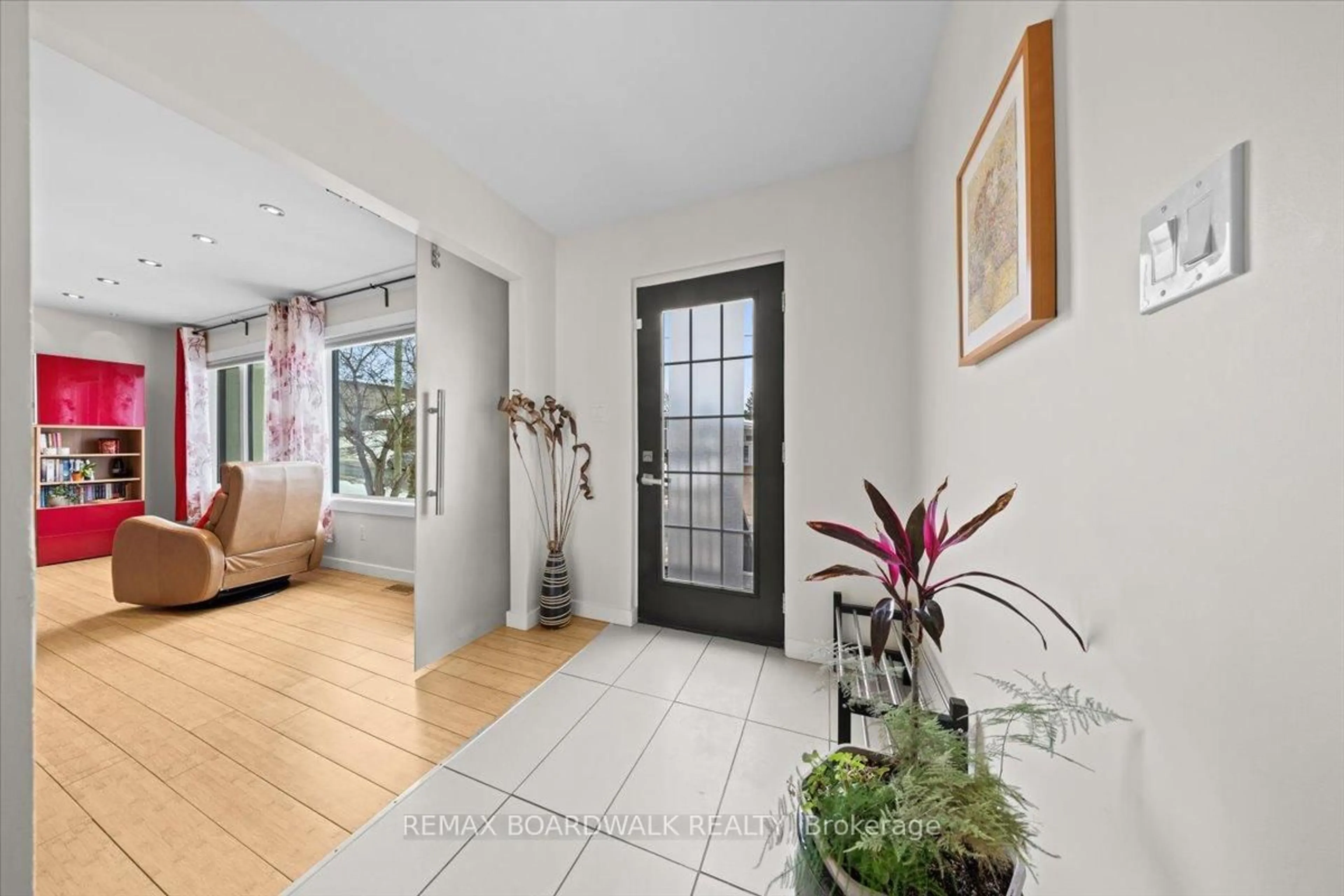 Indoor entryway for 154 Duford St, Ottawa Ontario K1L 6Z7