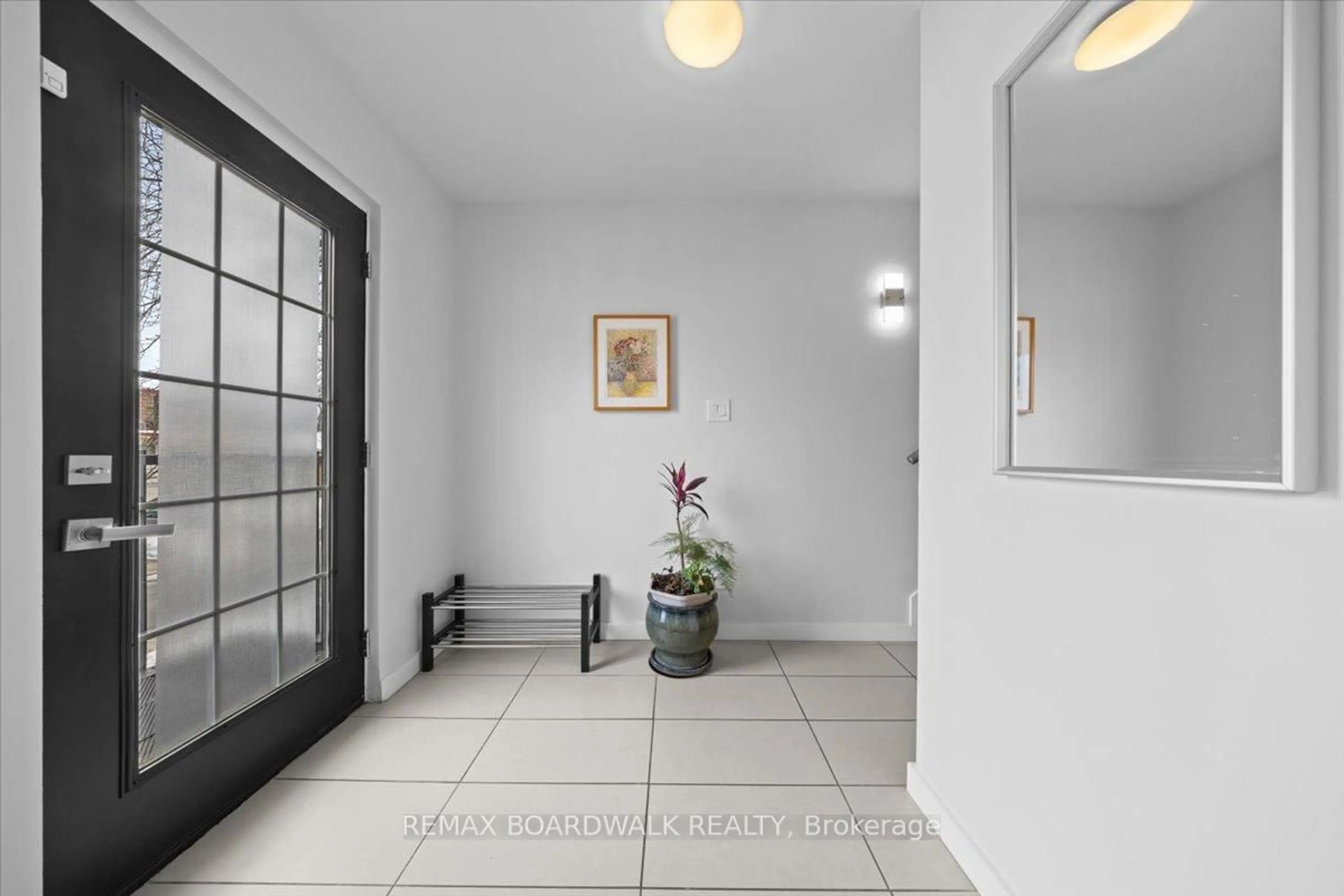 Indoor entryway for 154 Duford St, Ottawa Ontario K1L 6Z7