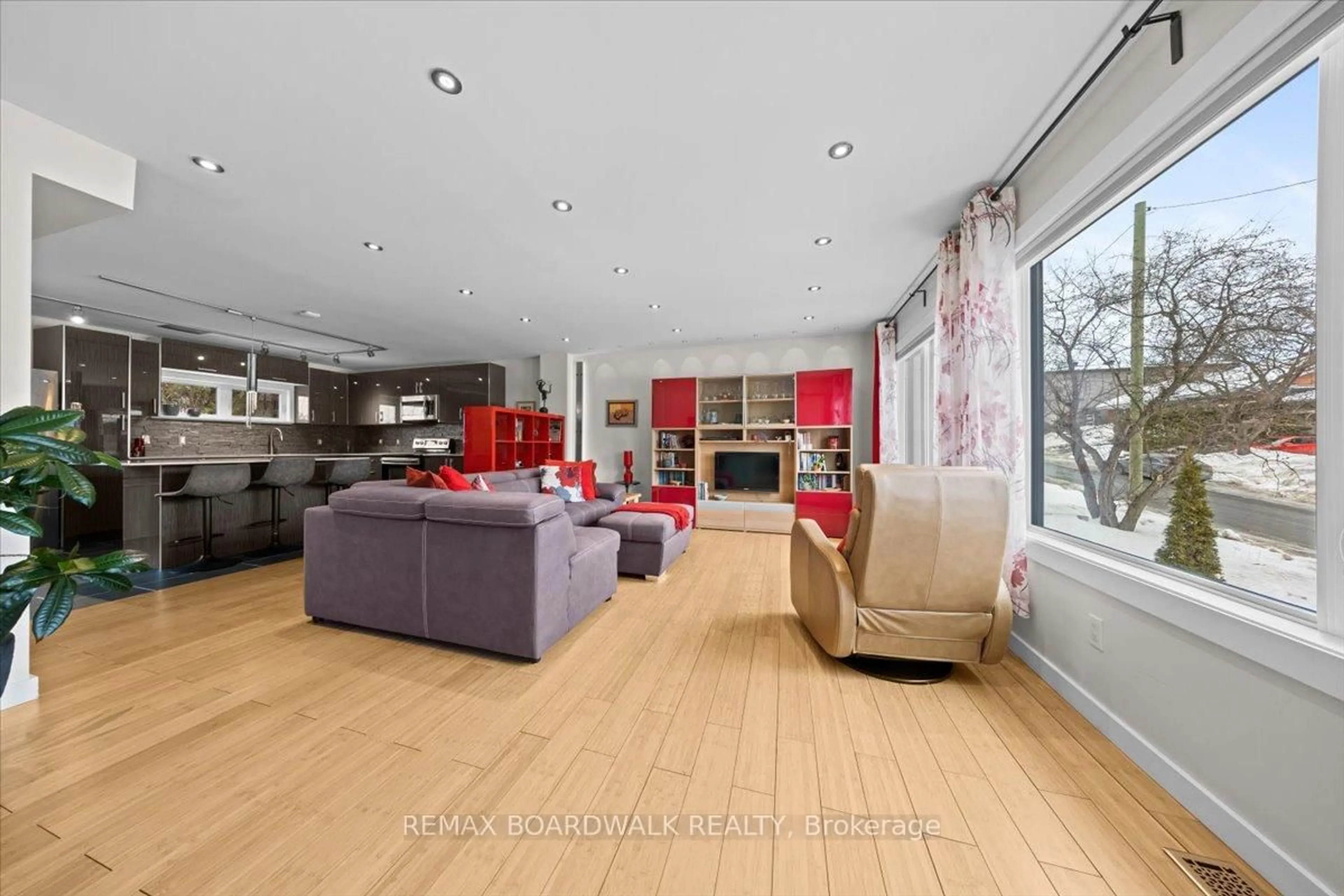 Living room with furniture, wood/laminate floor for 154 Duford St, Ottawa Ontario K1L 6Z7
