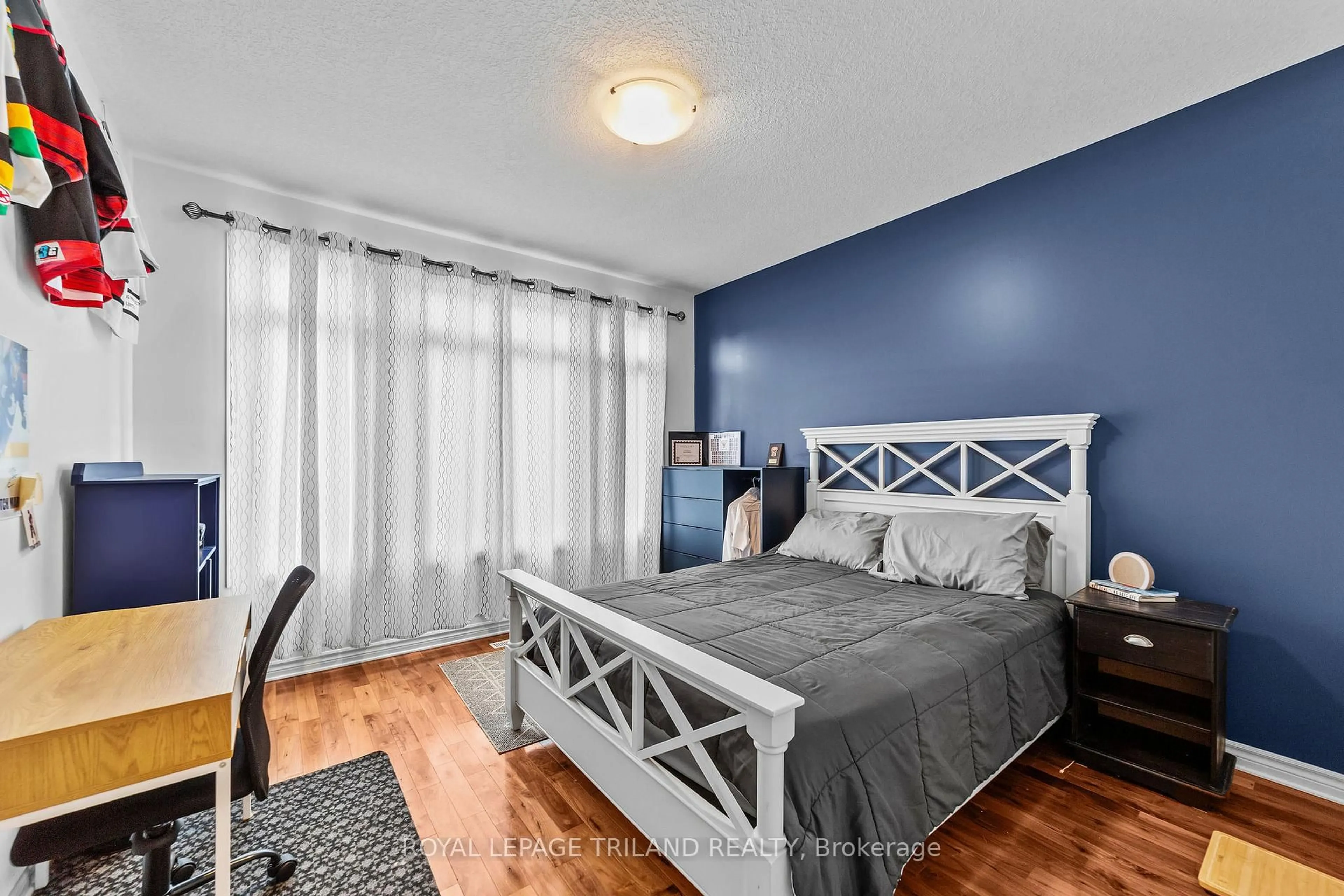 Bedroom with bed, unknown for 3194 Pincombe Dr, London South Ontario N6L 0B4
