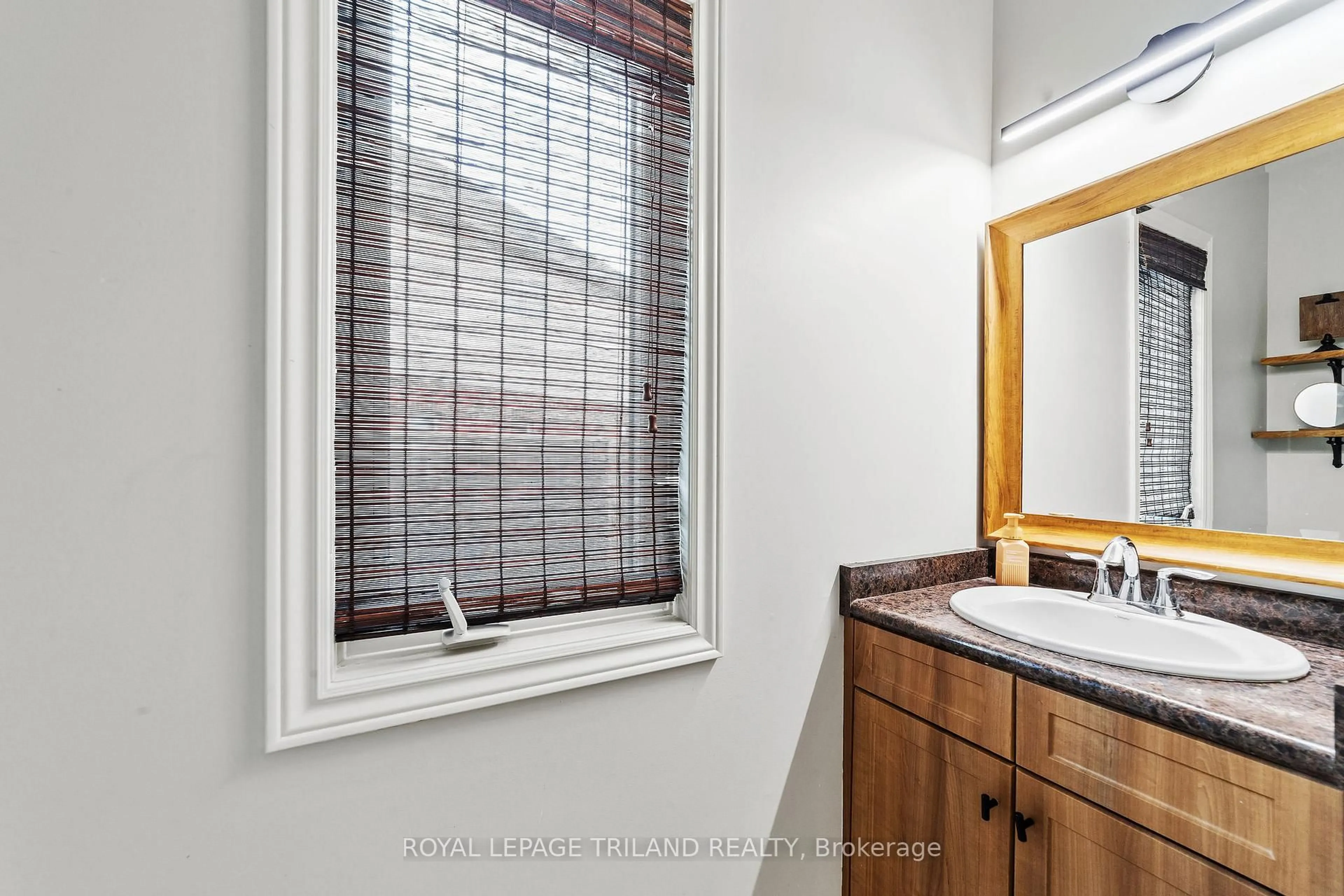 Standard bathroom, ceramic/tile floor for 3194 Pincombe Dr, London South Ontario N6L 0B4
