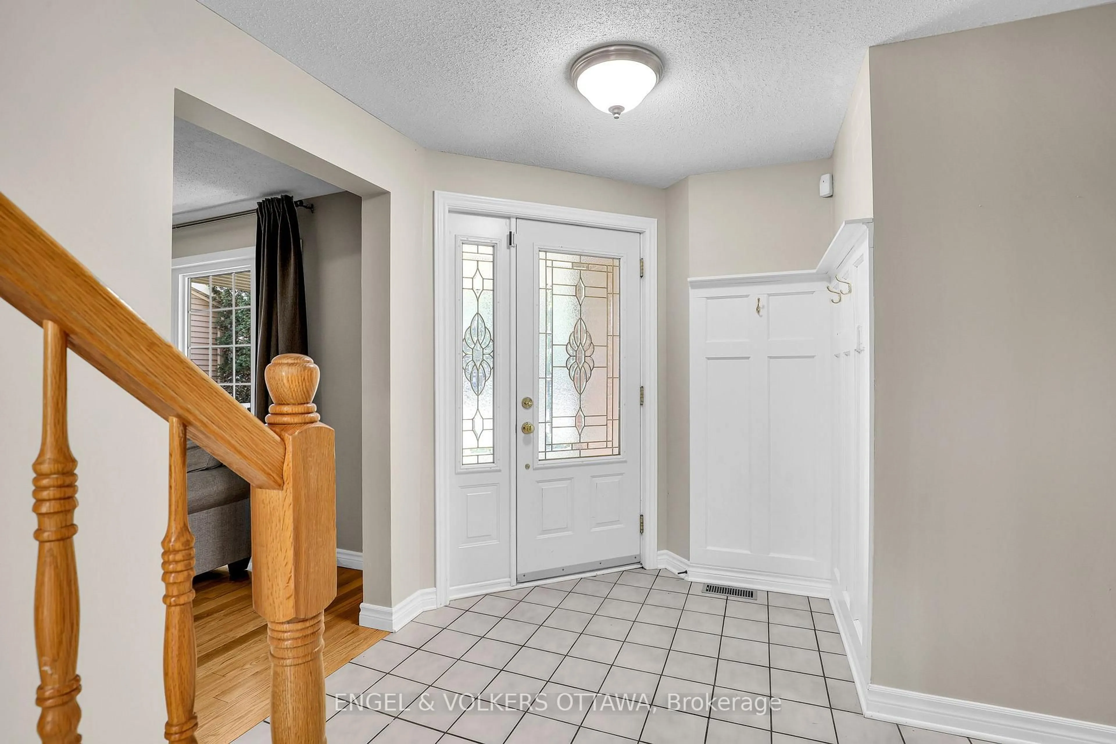 Indoor entryway for 28 Weybridge Dr, Ottawa Ontario K2J 2Z7