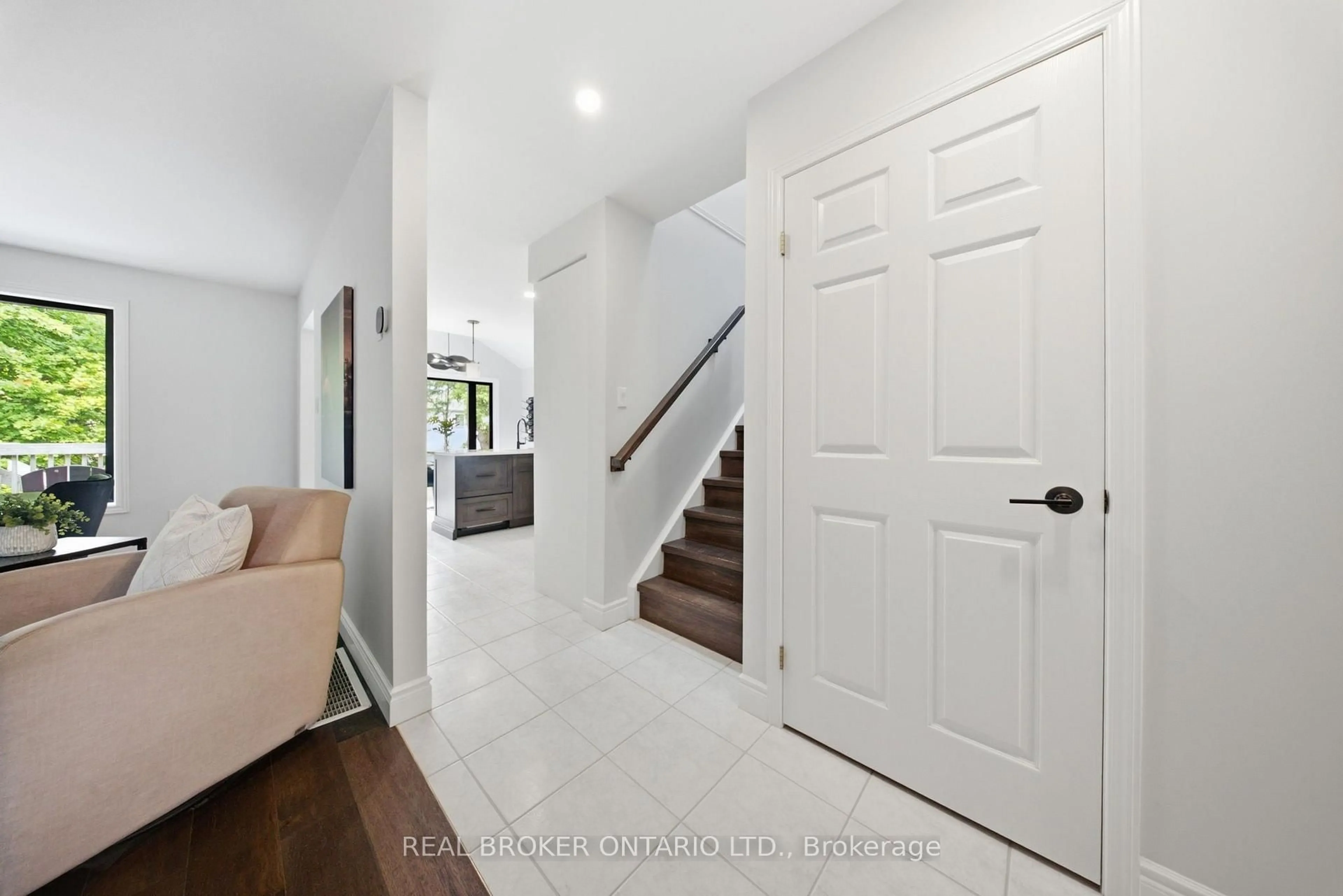 Indoor entryway for 19 Boulder Cres, Guelph Ontario N1G 5A3