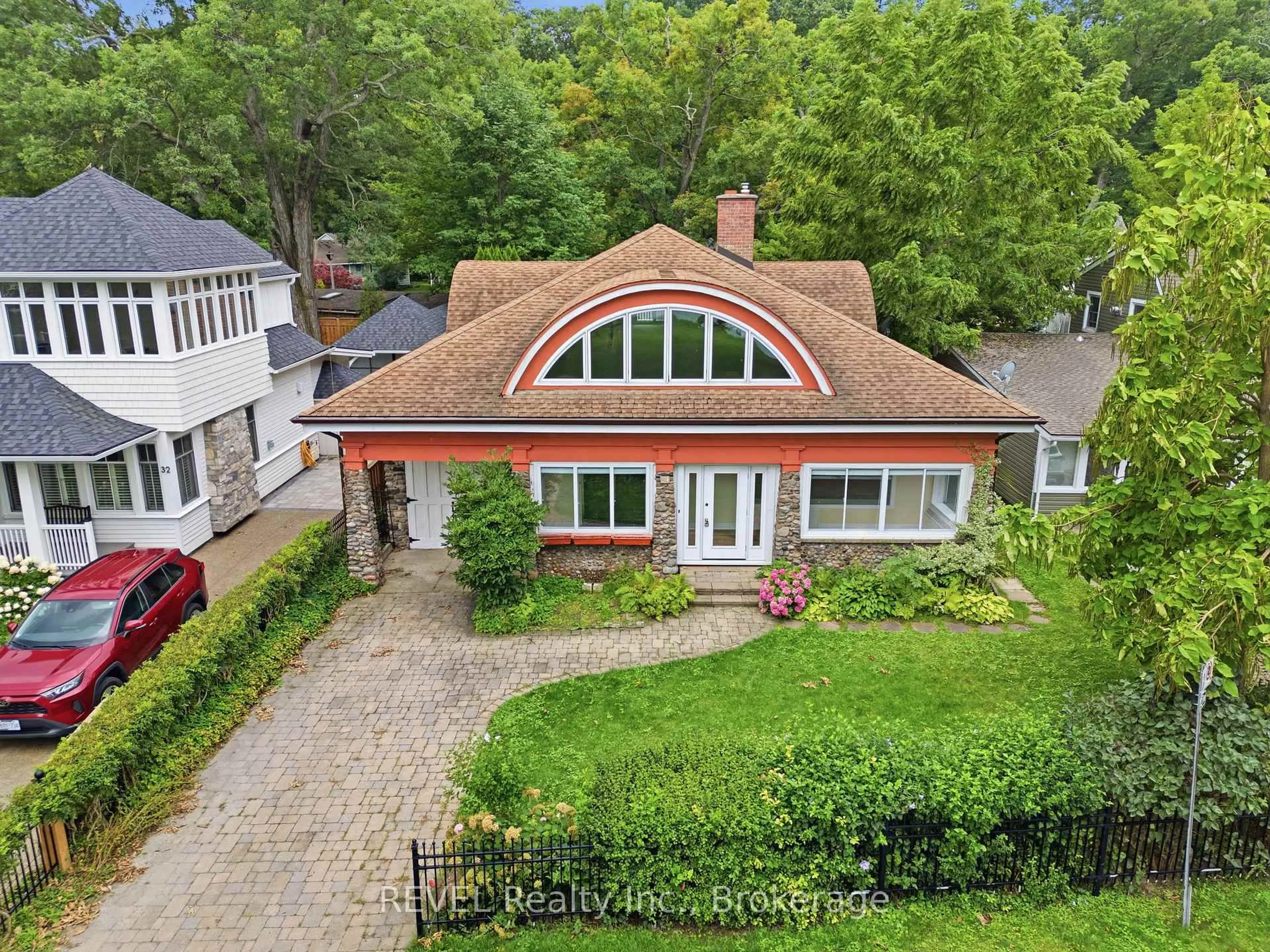 A pic from outside/outdoor area/front of a property/back of a property/a pic from drone, street for 34 Vincent Ave, Niagara-on-the-Lake Ontario L0S 1J0