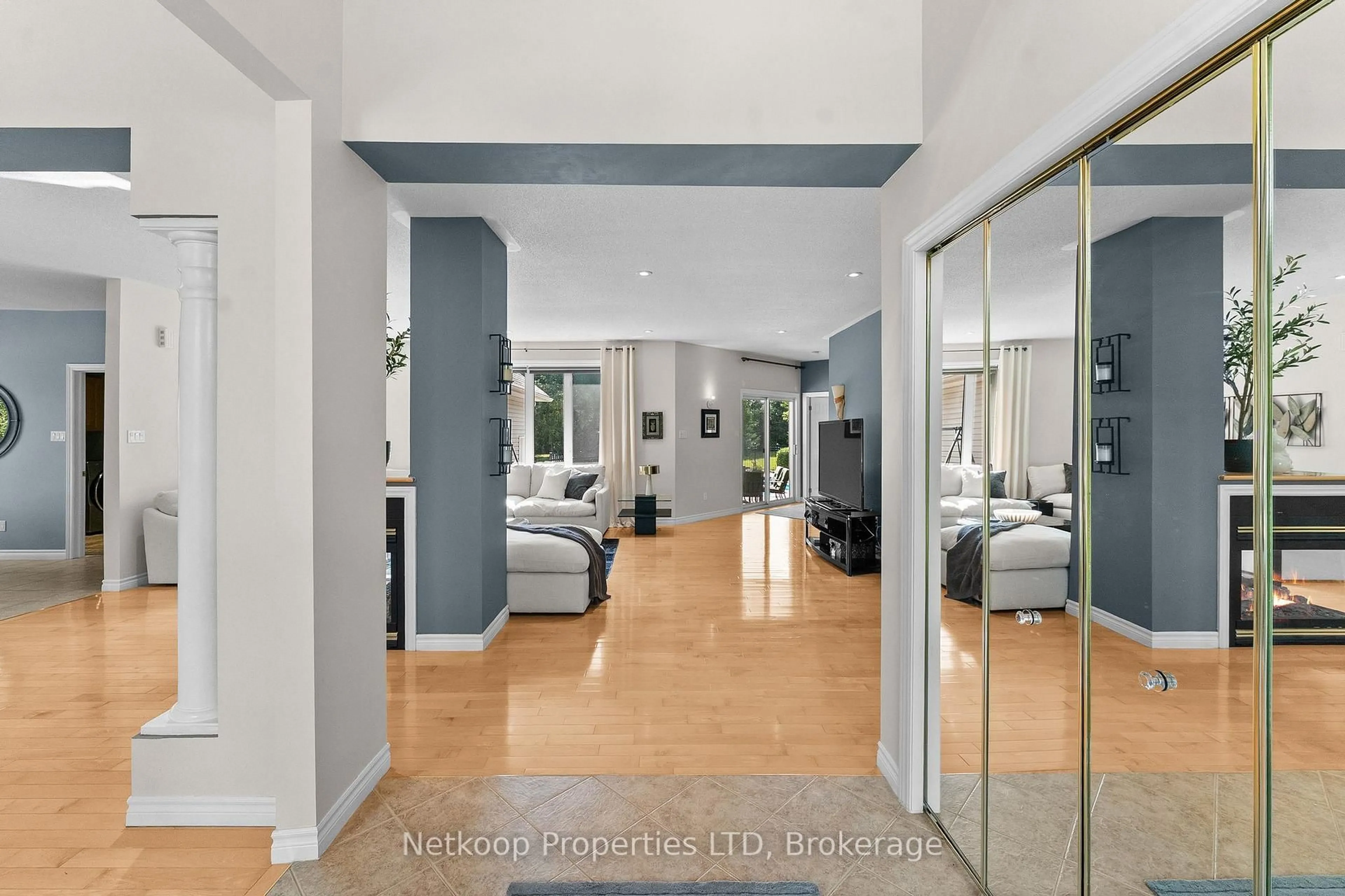Indoor foyer for 4755 Whispering Willow Dr, Navan Ontario K4B 1J1