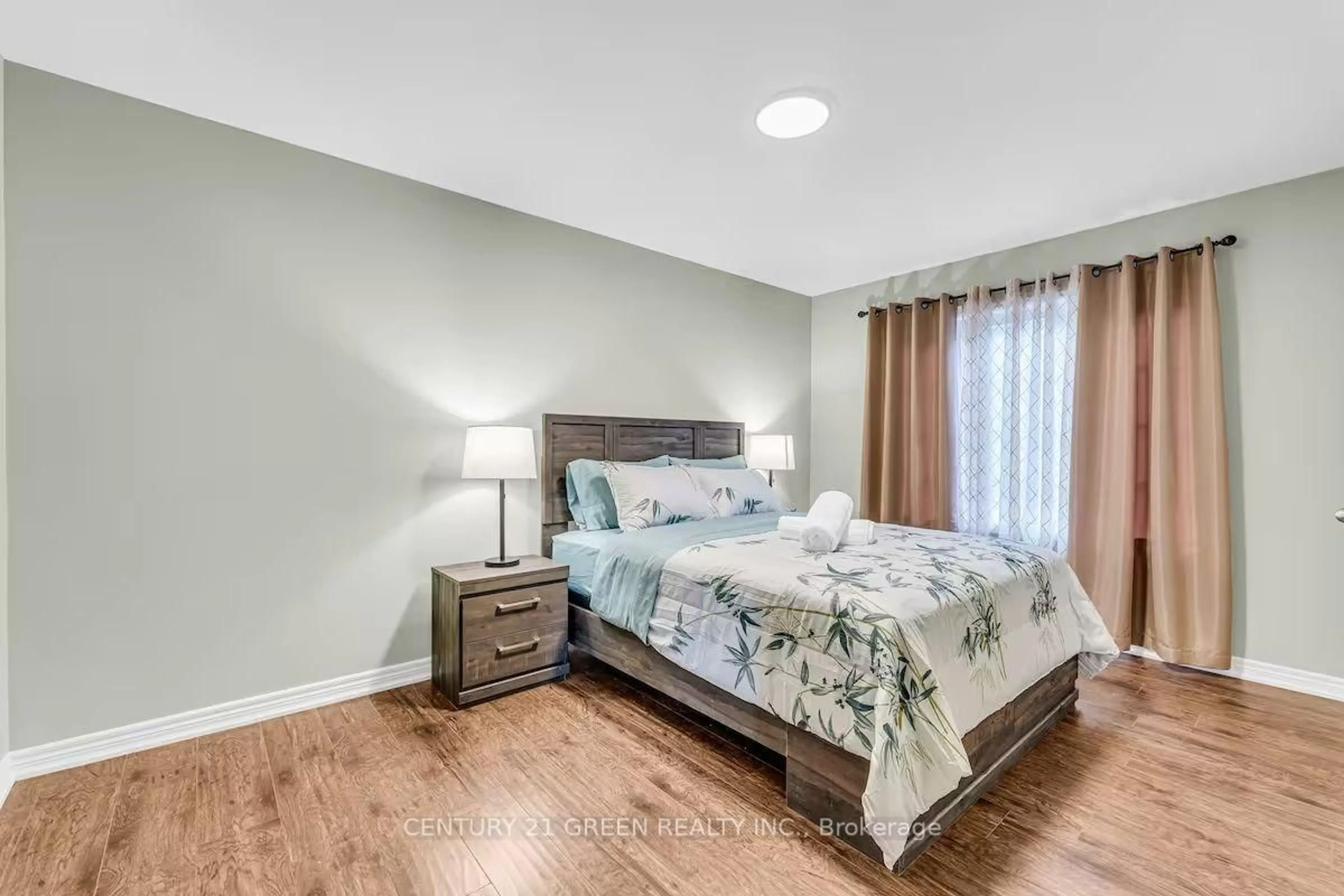 Bedroom with bed, unknown for 5 Sunset Way, Thorold Ontario L2V 0B6