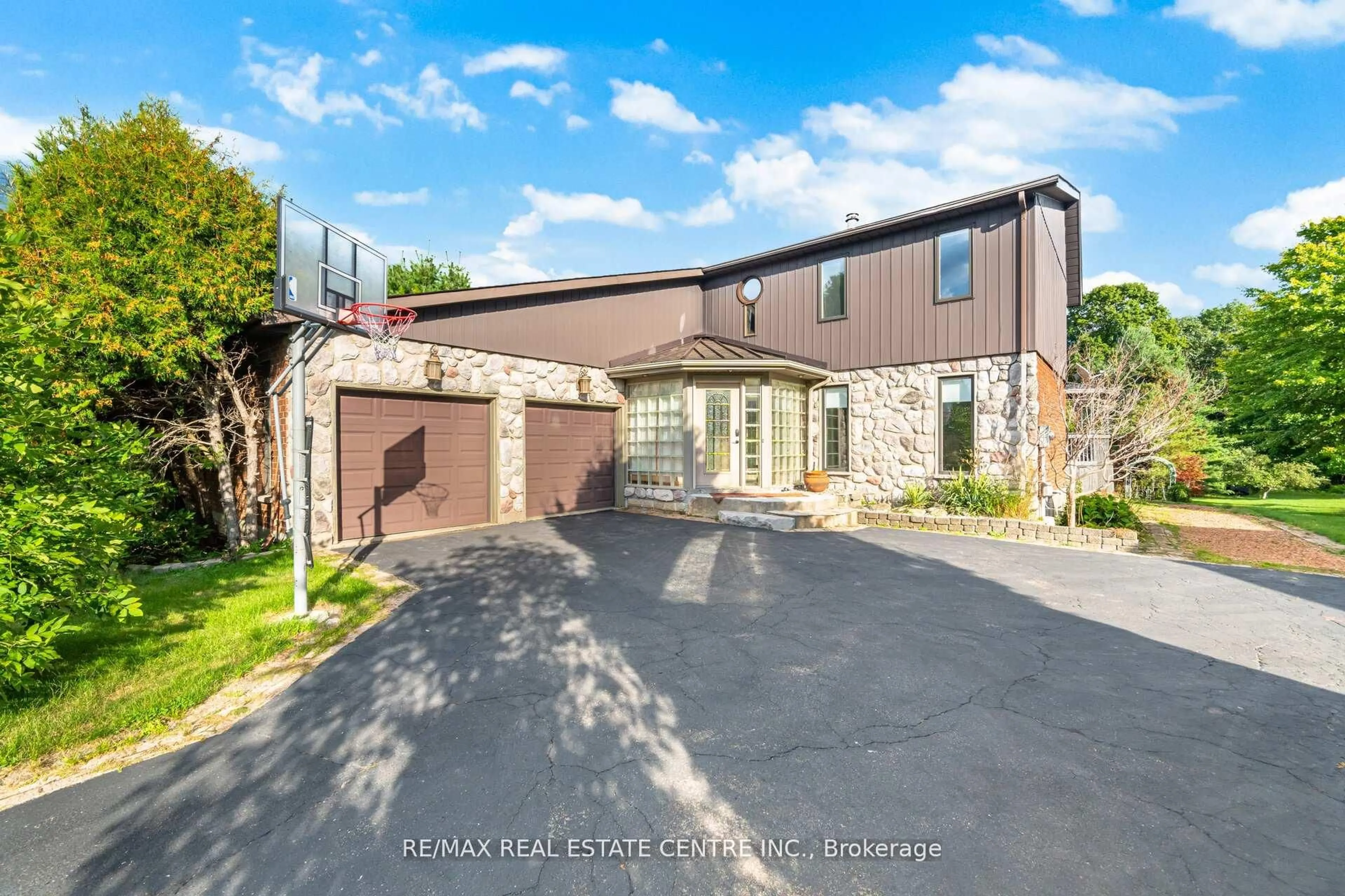 A pic from outside/outdoor area/front of a property/back of a property/a pic from drone, unknown for 29 JESSICA Lane, Guelph/Eramosa Ontario N1H 6J1