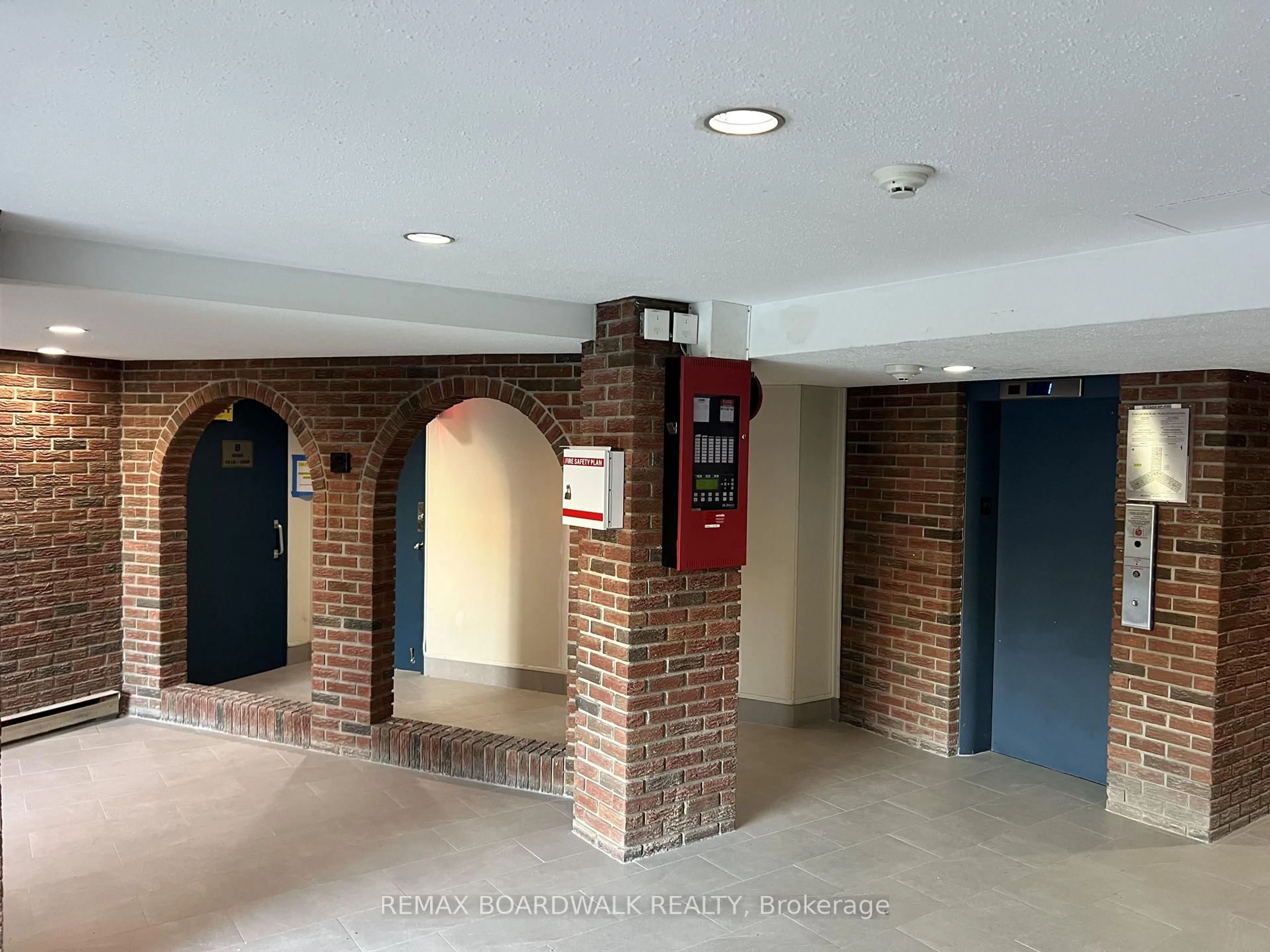 Indoor foyer for 2041 Arrowsmith Dr #101B, Ottawa Ontario K1J 7V7