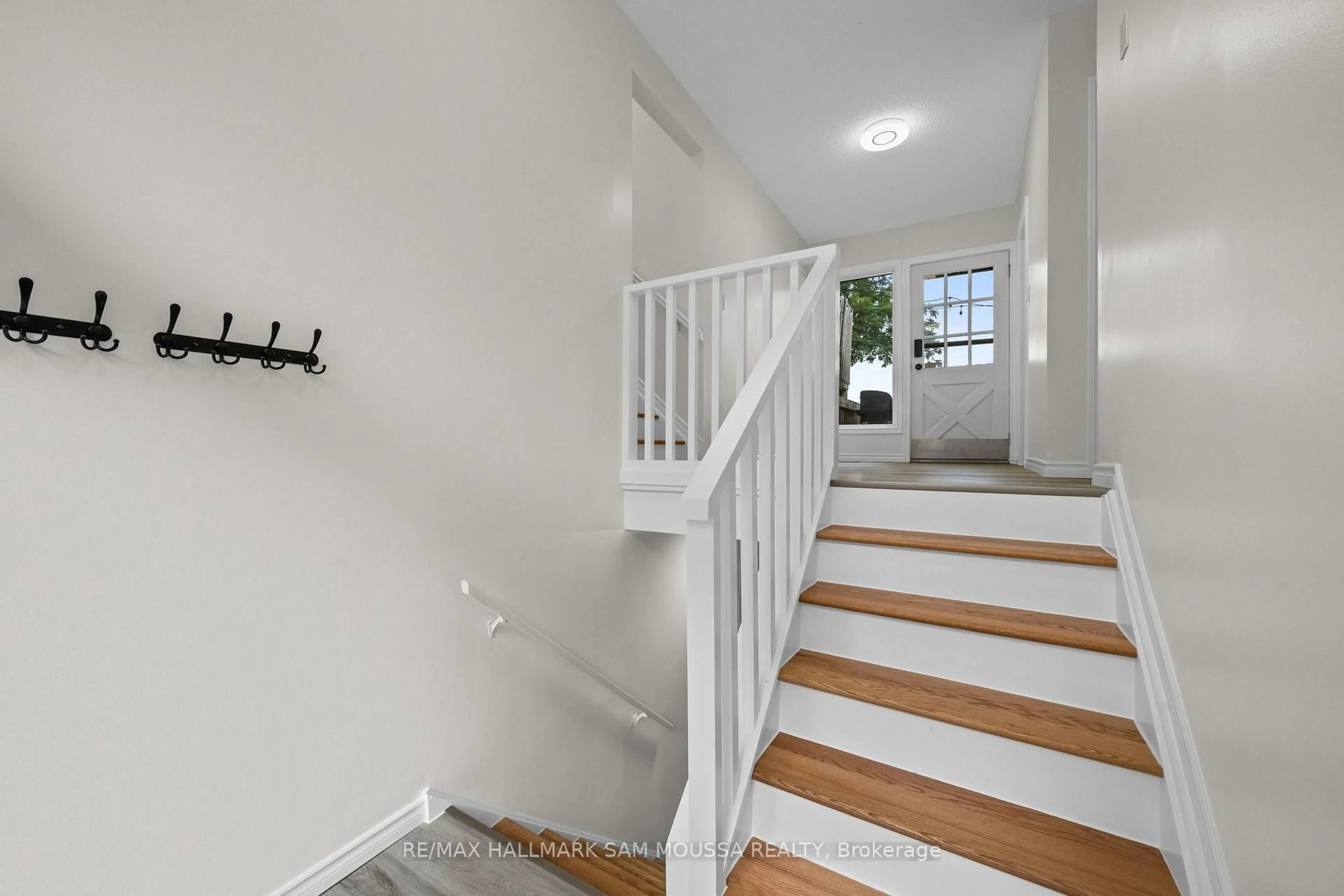 Indoor entryway for 208 Baillie Ave, Ottawa Ontario K0A 3M0